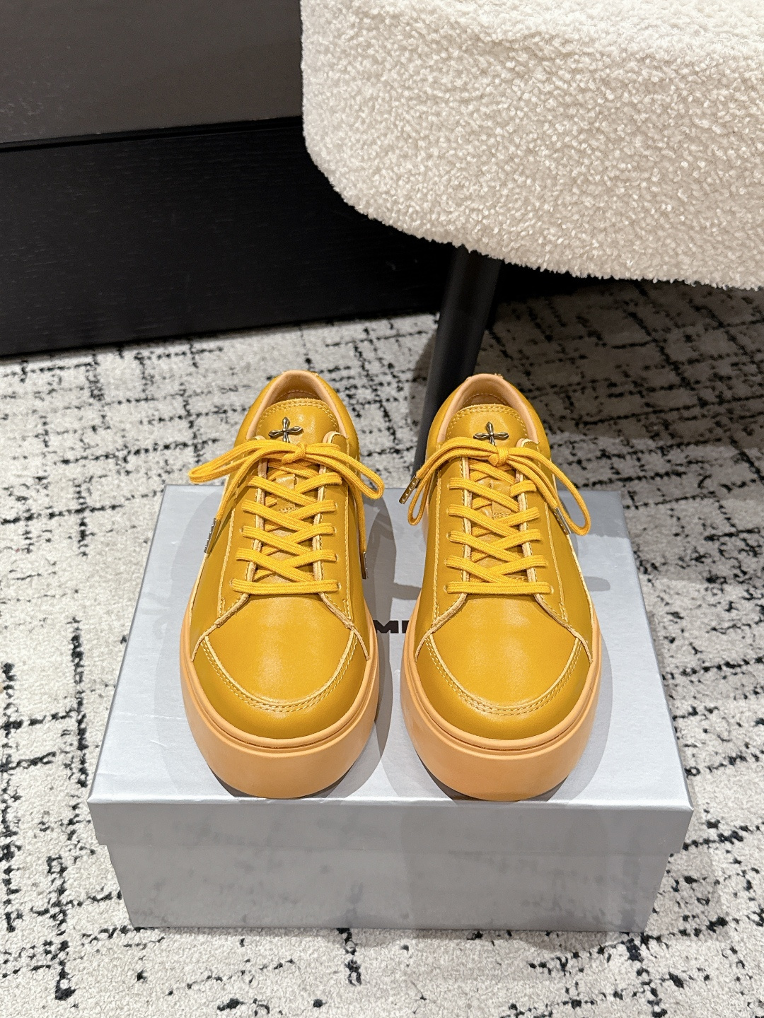 NO:497745,Top version SMFK Niche trendy brand 25/ New style thick sole sneakers casual shoes heart-warming at a glance The texture is full, the feet are invincible and can be used to close your eyes. One of the very fashionable items is a lot of internet celebrity bloggers and celebrities wear SMFK sneakers. The more you look at it, the more you look, the more you get better. Super versatile. The fabric is made of original imported cowhide, inner sheepskin. The sole is original customized rubber outsole. Size#35-39 (40 customized, no return or exchange), boots casual shoes/sports shoes, boots, sneakers, cowhide, sheepskin19860909顶级版本 SMFK 小众潮牌 25/ 新款 厚底 运动鞋 休闲鞋  一眼心动 质感拉满,上脚无敌增高,闭眼可入 非常时髦的单品之一超多网红博主、明星都穿SMFK的运动鞋 真的是越看越上头 超级百搭 面料采用原版进口牛皮 内里羊皮 鞋底原版定制橡胶大底 Size#35-39（40 订做不退换）,靴子休闲鞋/运动鞋,boots,sneakers,cowhide,sheepskin,Women's Shoes