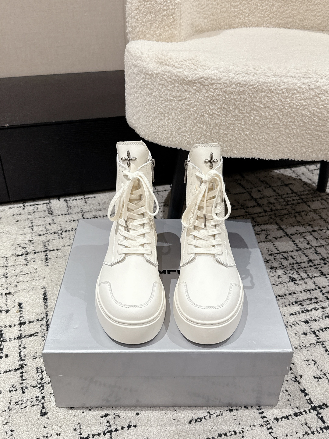 NO:497725,Top version SMFK Niche trendy brand 25/ New style Thick sole Lace casual short boots At first glance The texture is full, the foot is invincible and the height is high, and you can enter with your eyes closed. One of the very fashionable items, many internet celebrity bloggers and celebrities wear SMFK sneakers. The more you look, the more you look, the more you get better. Super versatile. The fabric is made of original imported cowhide, inner sheepskin. The sole is original customized rubber outsole. Size#35-39 (40 customized, non-return and exchange), boots casual shoes/sports shoes, boots, sneakers, cowhide, sheepskin19860909顶级版本 SMFK 小众潮牌 25/ 新款 厚底 系带 休闲 短靴 一眼心动 质感拉满,上脚无敌增高,闭眼可入 非常时髦的单品之一超多网红博主、明星都穿SMFK的运动鞋 真的是越看越上头 超级百搭 面料采用原版进口牛皮 内里羊皮 鞋底原版定制橡胶大底 Size#35-39（40 订做不退换）,靴子休闲鞋/运动鞋,boots,sneakers,cowhide,sheepskin,Women's Shoes