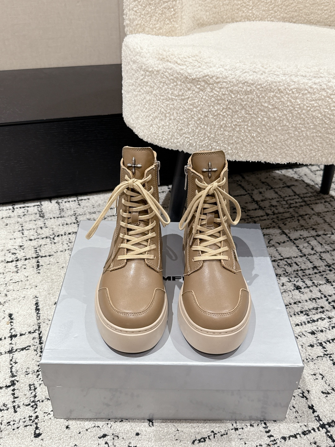 NO:497732,Top version SMFK Niche trendy brand 25/ New style Thick sole Lace casual short boots At first glance The texture is full, the foot is invincible and the height is high, and you can enter with your eyes closed. One of the very fashionable items, many internet celebrity bloggers and celebrities wear SMFK sneakers. The more you look, the more you look, the more you get better. Super versatile. The fabric is made of original imported cowhide, inner sheepskin. The sole is original customized rubber outsole. Size#35-39 (40 customized, non-return and exchange), boots casual shoes/sports shoes, boots, sneakers, cowhide, sheepskin19860909顶级版本 SMFK 小众潮牌 25/ 新款 厚底 系带 休闲 短靴 一眼心动 质感拉满,上脚无敌增高,闭眼可入 非常时髦的单品之一超多网红博主、明星都穿SMFK的运动鞋 真的是越看越上头 超级百搭 面料采用原版进口牛皮 内里羊皮 鞋底原版定制橡胶大底 Size#35-39（40 订做不退换）,靴子休闲鞋/运动鞋,boots,sneakers,cowhide,sheepskin,Women's Shoes