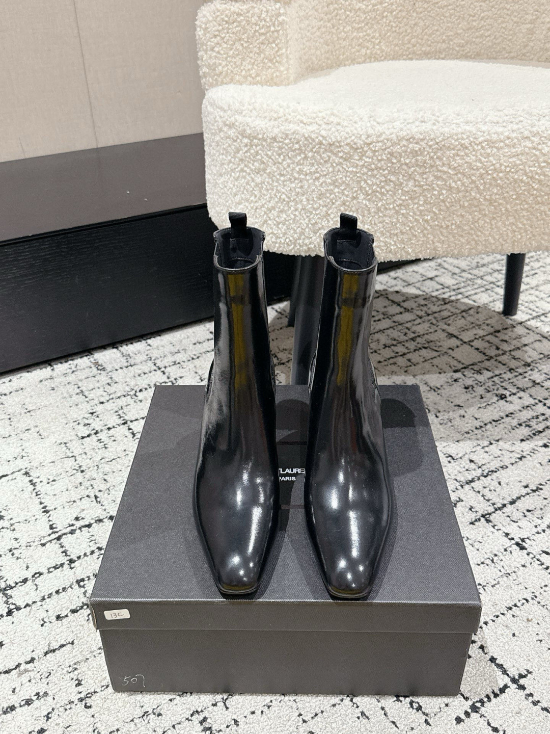 NO:534490,Saint Laurent YSL Saint Laurent 25/ Chelsea Boots The highlight of this boot is its unique square pointed toe, which brings you more charming aura with strong visual impact. The design is like the finishing touch, shining brightly! The upper butter leather top layer, water-dyed goatskin outsole, outsole Italian leather outsole, heel height 7cm Size#35-40 (40 custom made without return), boots, saint laurent, saint laurent, saint laurent, saint laurent, boots, sheepskin, Leather soles19860909Saint Laurent YSL圣罗兰 25/ 切尔西短靴  YSL这款靴子的设计亮点在于其独特的方形尖鞋头,强烈的视觉冲击力为您带来更多魅力气场.设计犹如点睛之笔,闪耀璀璨光芒! 鞋面头层牛油皮 内里水染山羊皮 大底意大利真皮大底 跟高7cm Size#35-40（40定做不退换）,靴子,saint laurent,saint laurent,saint laurent,boots,sheepskin,Leather soles,Women's Shoes