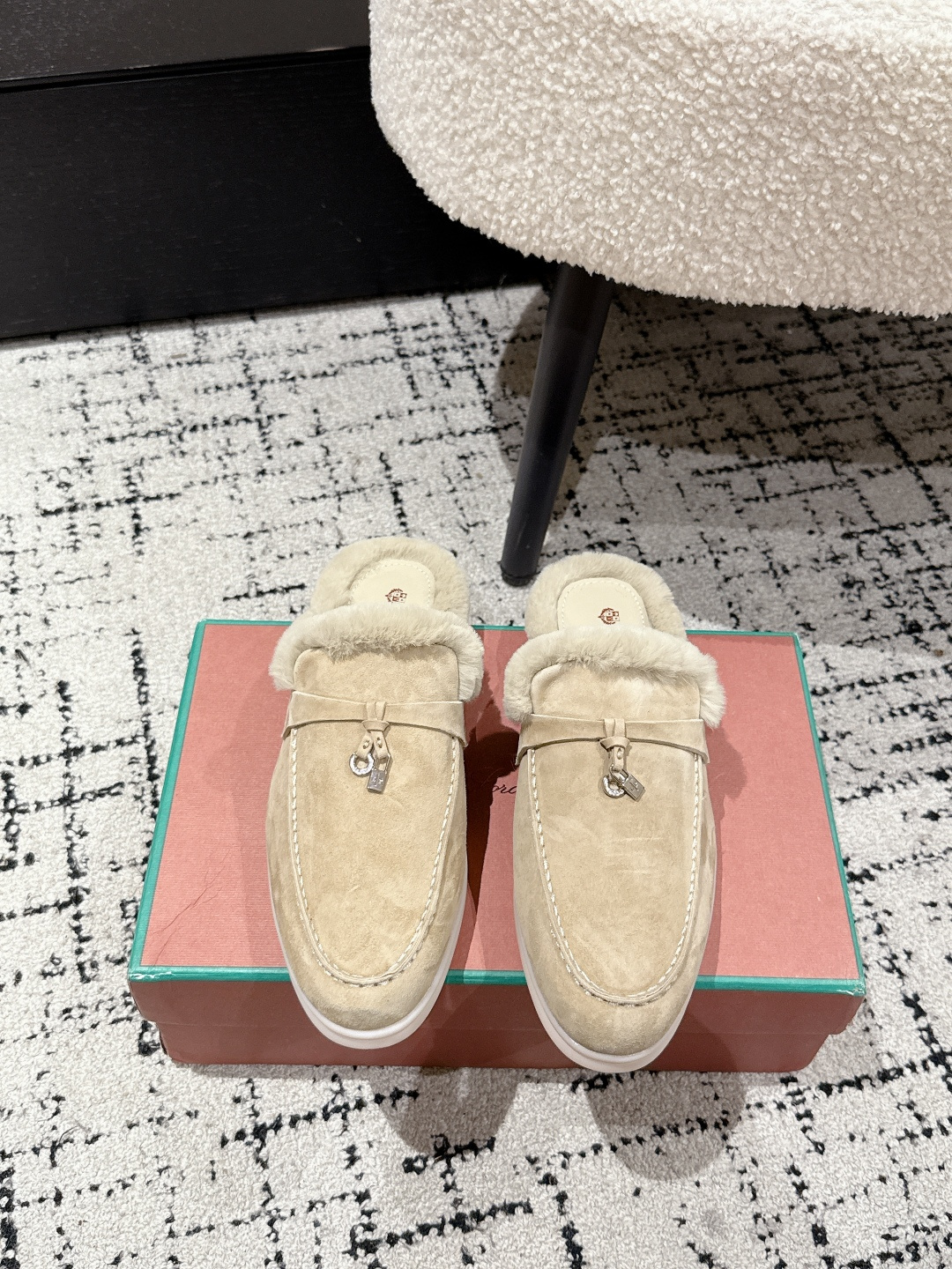 NO:534404,Women and men Nuoyou Pianpian 25/ Classic hairy loafers Simple and fashionable, super comfortable feet, super versatile!  The upper uses a unique knitted fabric production process, comprehensive restoration of the counter process flow, full cowhide pulling technology at the middle bottom, and the original version is purchased and developed to develop top-level purchasing quality!  Original suede on the upper, high-end grade, rabbit fur inner foot pad, super warm, ZP mold opening combination mold absorption process outsole, lightweight and wear-resistant, color matching. Size: #women 35-41 (40 41 custom made) Men 39-46 (45 46 custom made), semi-dragged fur shoes, loafers, cowhide, chamois leather19860909女男 诺悠翩翩 25/ 经典 毛款 乐福鞋 简约时尚 脚感超级舒适 超级百搭款！ 鞋面采用独特针织面料制作工艺,全方位复原专柜工艺流程,中底部位全牛皮拉帮工艺,原版购入开发顶级代购品质！鞋面原版麂皮,高级上档次 兔子毛内里垫脚,超级暖和 ,ZP开模组合吸模工艺大底 轻便耐磨 对版对色. Size: #女35-41 (40 41 定做)  男39-46 (45 46定做),半拖毛毛鞋,loafers,cowhide,chamois leather,Women's Shoes