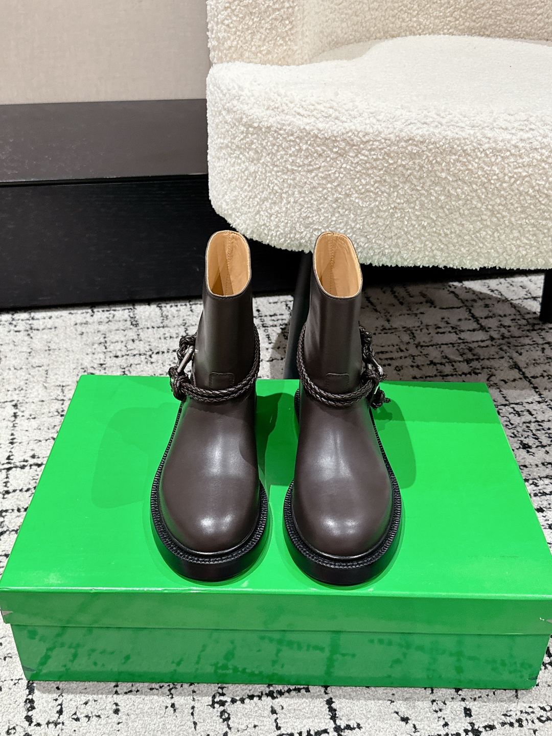 NO:534365,#Top version Bottega Veneta Baodie Home BV 25/ Autumn and Winter New Products James Series Boots Original One-to-One Practice Consistent Hardware 11 Knots Original Purchase Disassembly Benchmark Version The original Hardware Original Consistent Please compare the official picture BV One-foot Knight Boots Hardware Version Consistent Careful design Never sloppy and comfortable Upper material is made of calfskin same as original material Soft and smooth Hand-sewn Design Sexy and comfortable Cowhide Leather Inside the foot pad is comfortable and high-end Cowhide Inside the footbag uses glue-printing logo technology The highest end of the market Use hot melt glue toe toe Heel Easy to rebound and not deform Fabric: Use Spanish imported calfskin (can be compared in the market) Living: Bangladeshi water dyed cowhide lily Outsole:  Original unanimous Italian leather combination outsole (for market comparison) Size: #35 36 37 38 39 40 41 42 43 (40 41 42 43 customization), boots, bottega veneta, bottega veneta, bottega veneta, bottega veneta, boots, cowhide19860909#顶级版本 Bottega Veneta葆蝶家 BV 25/ 秋冬 新品 James 系列 短靴 原版一比一做法 一致五金 11 绳结 原版购入拆解 对标对版 五金原版一致 请对比官图 BV一脚蹬 骑士靴 五金对版 一致 用心设计 绝不马虎 耐穿舒适 鞋面材质选用同原版的小牛皮 材质柔软顺滑 手工缝制 设计 性感舒适 垫脚内里选用牛皮内里舒适高端 鞋子布袋采用印胶logo工艺 市场最高端 采用热熔胶定型鞋头 后跟 易回弹不变形 面料: 选用西班牙进口小牛皮（可市场对比） 内里: 孟加拉水染牛里皮 大底: 原版一致意大利真皮组合大底（可市场对比） Size: #35 36 37 38 39 40 41 42 43 （40 41 42 43定制）,靴子,bottega veneta,bottega veneta,bottega veneta,boots,cowhide,Women's Shoes