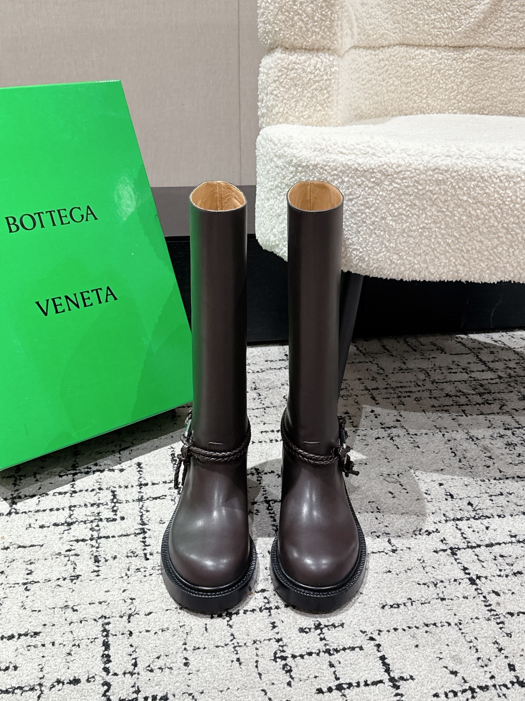 NO:534370,#Top version Bottega Veneta Baodie Home BV 25/ Autumn and Winter New Products James Series Boots Original One-to-One Practice Consistent Hardware 11 Knots Original Purchase Disassembly Benchmark Version The original Hardware Original Consistent Please compare the official picture BV One-step Knight Boots Hardware Version Consistent Careful design Never sloppy and comfortable Upper material is made of calfskin same as original material Soft and smooth Hand-sewn Design Sexy and comfortable The foot pad is made of cowhide inner comfortable and high-end Shoe bags adopt the printing logo process of the market The highest end uses hot melt glue toe toe heel and easy to rebound and not deform Fabric: Use imported calfskin from Spain (can be compared in the market) Living: Bangladeshi water dyed cowhide lily Outsole:  Original unanimous Italian leather combination outsole (for market comparison) Size: #35 36 37 38 39 40 41 42 43 (40 41 42 43 customization), boots, bottega veneta, bottega veneta, bottega veneta, bottega veneta, boots, cowhide19860909#顶级版本 Bottega Veneta葆蝶家 BV 25/ 秋冬 新品 James 系列 长靴 原版一比一做法 一致五金 11 绳结 原版购入拆解 对标对版 五金原版一致 请对比官图 BV一脚蹬 骑士靴 五金对版 一致 用心设计 绝不马虎 耐穿舒适 鞋面材质选用同原版的小牛皮 材质柔软顺滑 手工缝制 设计 性感舒适 垫脚内里选用牛皮内里舒适高端 鞋子布袋采用印胶logo工艺 市场最高端 采用热熔胶定型鞋头 后跟 易回弹不变形 面料: 选用西班牙进口小牛皮（可市场对比） 内里: 孟加拉水染牛里皮 大底: 原版一致意大利真皮组合大底（可市场对比） Size: #35 36 37 38 39 40 41 42 43 （40 41 42 43定制）,靴子,bottega veneta,bottega veneta,bottega veneta,boots,cowhide,Women's Shoes
