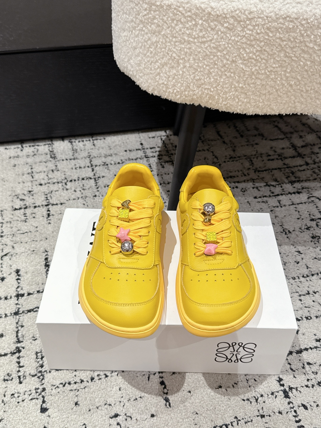 NO:534341,Men's #Top Version LOEWE 25/ Autumn and Winter Couple Model New Jambo Board Shoes Strap Retro British Style Small White Shoes Original Purchase and Details are in place. This will be the first explosive version that triggers early autumn and is worthy of possession. It has a unique fashion and trendy style. It is highly recommended to buy it. The shoe shape is excellent, the leather is soft and comfortable, it is very comfortable to wear, and it is easy to match. Upper cowhide inner cowhide/mesh cloth, original mold opening sole Size#women's size 35-40 men's size 39-45 (female 40 men's size 45 customized, no return or exchange), casual shoes/sports shoes, loewe, loewe, sneakers, cowhide19860909男 #顶级版本 LOEWE罗意威 25/ 秋冬 情侣款 新款Jambo板鞋绑带复古英伦风 小白鞋 原版购入开发,细节处理到位.这将是引爆早秋的第一款爆版,值得拥有.独具时尚潮流领先风格,强烈推荐备货入手,鞋型韵味超赞,皮质柔软舒适度极高,上脚非常舒服而且又好搭配 鞋面牛皮 内里牛皮/网布 大底原版开模大底 Size#女码35-40男码39-45（女40男45定制不退换）,休闲鞋/运动鞋,loewe,loewe,sneakers,cowhide,Women's Shoes