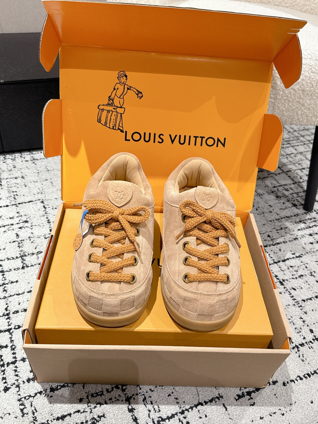 NO:534350,#Top version LV x Ingo co-branded model Fat Ding Forrest Gump shoes Thick sole Couple style Casual sports shoes Original purchase and development Made of LV Yeti lace-up shoes from the LV Yeti series, avant-garde brushstrokes combine Japanese 'little feet' fashion aesthetics with Louis Vuitton classic elements, cleverly greets the traditional Japanese culture of taking off shoes. Suede cowhide leather partially imprinted Nigo reinterpreted Damier pattern, comfortable slippers configuration highlights the street style, exquisite packaging of delivery counter Fabric: original imported cowhide leather, original custom-made breathable net, sole original open mold-proof TPU material Size: #women's 35-42 men's 38-46 (women's 41/42 men's 38/45/46 customized), casual shoes/sports, louis  vuitton, louis vuitton,sneakers,cowhide19860909#顶级版本 LV x Ingo联名款 胖丁 阿甘鞋 厚底 情侣款 休闲 运动鞋鞋 原版购入开发 做货 LV Yeti 系带鞋出自 LV Yeti 系列,以前卫笔触融合日式“小脚”时尚美学与路易威登经典元素,巧妙致意入室脱鞋的日本传统文化.绒面牛皮革局部压印 Nigo 重绎的 Damier 图案,舒适便鞋构型彰显街头风范 配送专柜精美包装 面料:原版进口头层牛皮 内里原版定制透气网里 鞋底原版开模防滑TPU材质 Size: #女款35-42男款38-46（女款41/42 男款38/45/46 定做）,休闲鞋/运动鞋,louis vuitton,louis vuitton,sneakers,cowhide,Women's Shoes