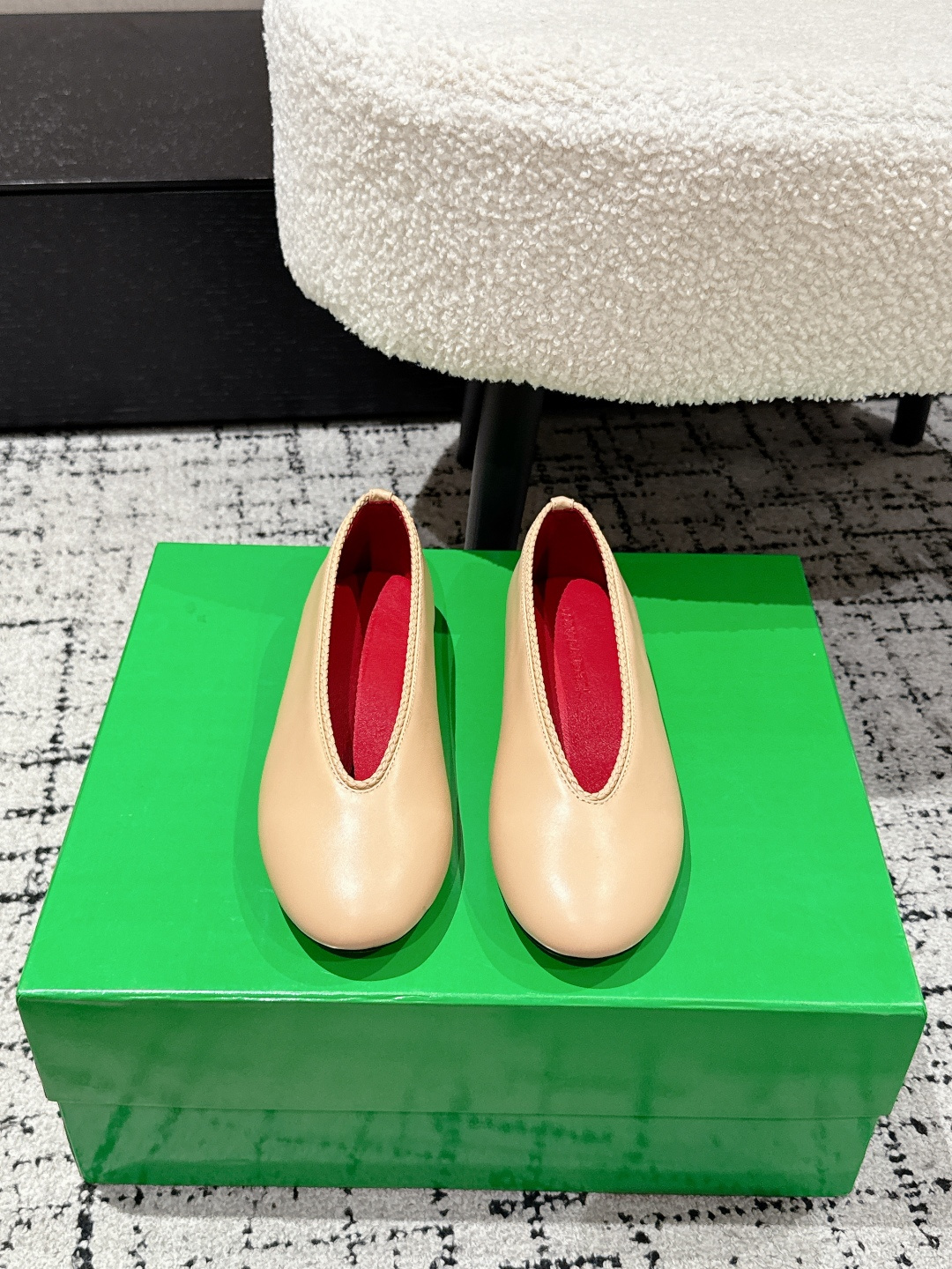 NO:534333,#Top version Bv 25/ Women's Astaire Mary Jane Ballet Shoes Leather Mary Jane Ballet Shoes with rabbit buckles and Intrecciato braided details. Full leather, heel, family elements, weaving series, round head, commuting essentials BV early autumn series, all beautiful, elegant materials used on shoes, intellectual, elegant and capable, full of high-end small square head design is beautiful~~ Fabric: Use original consistent lambskin and shaping technology to pursue the perfect internal craftsmanship. Inner: Use lambskin, never sloppy. Original outsole: Use Italian leather outsole with clearing and dyeing technology, matched with black rubber square craftsmanship, comfortable and high-end square heel design, make travel more comfortable, confident Size: #35 36 37 38 39 40  41 42 (40 41 42 Customized), ballet shoes, bottega veneta, mary jane, sheepskin, Leather soles19860909#顶级版本 Bv 25/ 女士Astaire 玛丽珍 芭蕾舞单鞋 皮革玛丽珍芭蕾舞鞋,配有兔形搭扣,后帮饰有 Intrecciato编织细节.全真皮 后跟 家族元素 编织系列 圆头 通勤必备 BV早秋系列 都好美啊 优雅材质运用在鞋履上知性优雅干练 满满的高级感小方头设计美美哒～～ 面料: 选用原版一致小羊皮 以及定型科技追求内部工艺完美 内里: 选用小羊皮 绝不马虎 原版 大底: 选用意大利真皮大底 配合清染技术 搭配黑色橡胶方块工艺 舒适高端 方形小跟设计 让出行更舒适 自信 Size: #35 36 37 38 39 40 41 42  (40 41 42定制),芭蕾舞鞋,bottega veneta,mary jane,sheepskin,Leather soles,Women's Shoes