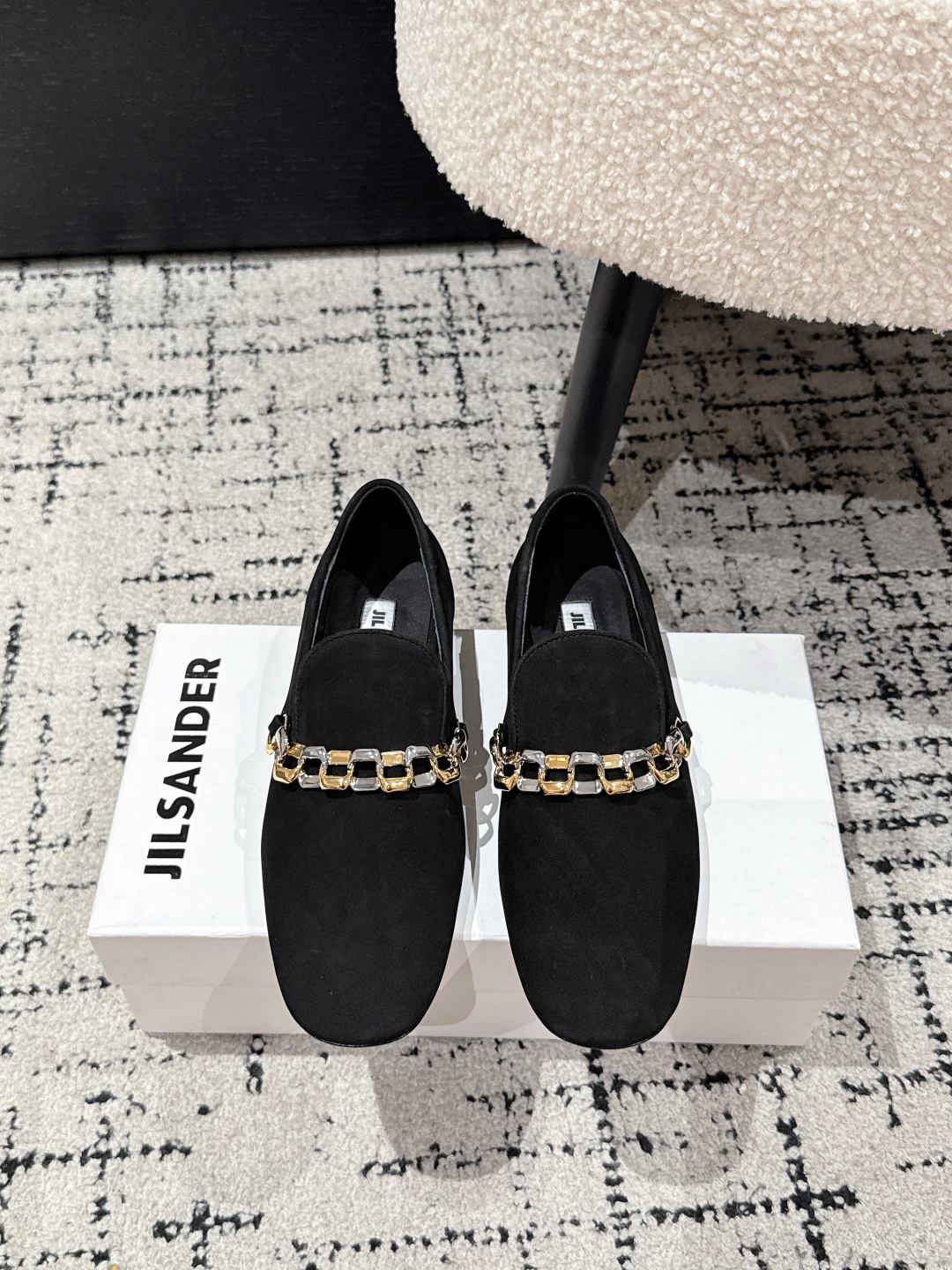 NO:534351,#Top version JIL SANDER 25/ Autumn Latest Small square toe loafers one foot pedal flat sole single shoes Typical loafer shoes are one foot pedals, which are easy to put on and take off. The toe is designed with square toe. This toe style is retro and atmospheric, which can modify the foot shape, and provides relatively loose space for the toes. It will not squeeze too much on the toes like pointed toe shoes. The comfort of wearing is guaranteed visually and practically. Upper sheepskin upper sheepskin sole Italian injection molded genuine leather outsole heel heel Size#35-41 (40.41 custom-made non-return and exchange), single shoes, jil sander, jil sander, loafers, sheepskin, Leather soles19860909#顶级版本 JIL SANDER 吉尔桑达 25/ 秋季 最新 小方头乐福鞋一脚蹬套脚平底单鞋 典型的乐福鞋鞋型,属于一脚蹬,方便穿脱.鞋头为方头设计,这种鞋头风格复古又大气,能够修饰脚型,同时给脚趾提供相对宽松的空间,不会像尖头鞋那样对脚趾有过多挤压,穿着舒适度在视觉和实际体验上都有保障. 鞋面羊油皮/马毛 内里羊皮 鞋底意大利注塑真皮大底 跟高平跟 Size#35-41（40.41定做不退换）,单鞋,jil sander,jil sander,loafers,sheepskin,Leather soles,Women's Shoes