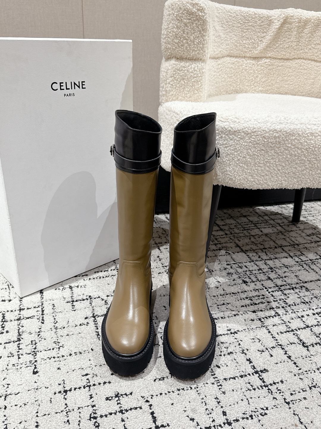 NO:560074,Celine Celine 25/ Autumn and Winter Unlverslte 16-inch Martin Knight boots. Boots of this height are very fashionable, very easy to wear and make your legs look longer!  The soles are thick enough and have a good height-increasing effect!  Selected imported calfskin material, with Arc de Triomphe logo embossed embellishment. The texture stretches all over the feet and is super handsome. The fabric is custom-made grained plain calfskin (not ordinary cowhide in the market). Sheepskin lining. Sole leather welt combination outsole. Size35-41 (40.41 custom-made and non-refundable), boots, celine, celine, louis vuitton, versace, boots, cowhide, sheepskin19860909celine赛琳 25/ 秋冬 Unlverslte 16寸 马丁 骑士 长靴 这个高度的靴子非常时髦的,非常好穿显腿长！ 鞋底厚度够,增高效果不错哦！ 甄选进口小牛皮材质 ,凯旋门logo压印点缀 质感拉满上脚超帅气哦 面料定制粒面平纹小牛皮（非市场普通牛皮） 内里羊皮内里 鞋底真皮沿条组合大底 Size35-41（40.41订做不退换）,靴子,celine,celine,louis vuitton,versace,boots,cowhide,sheepskin,Women's Shoes