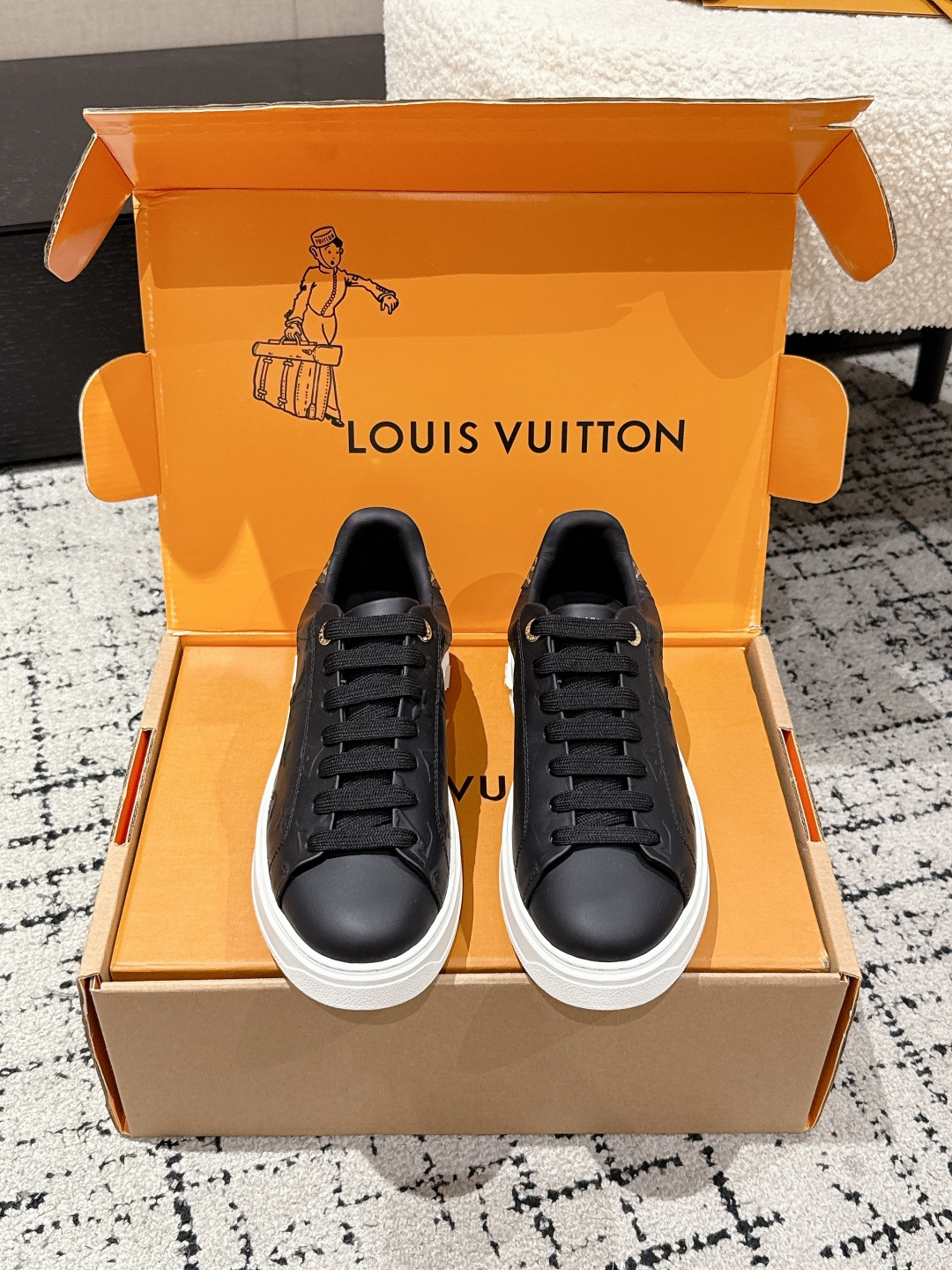NO:560099,# Top Version LV Louis Vuitton Donkey Home 25/ Time Out Classic Series Casual White Shoes Sneakers Original purchase, development and production This Time Out sneaker is from the Louis Vuitton  Fabric: Original imported first-layer cowhide, original customized soft sheepskin lining, original open-molded TPU anti-slip outsole Size: #35-42 (40.41.42 custom-made, non-returnable), casual shoes/sports shoes, louis vuitton, louis   vuitton,louis vuitton,louis vuitton,sneakers,cowhide,sheepskin19860909#顶级版本 LV 路易威登 驴家 25/ Time Out 经典 系列 休闲 小白鞋 运动鞋 原版购入开发 做货 本款 Time Out 运动鞋出自路易威登 x 村上隆复刻系列,展露生机盎然的运动风尚.素面牛皮革点缀经典 Monogram 元素,Cherry Blossom 印花与鞋后的明媚饰边注入灵动笔触.Monogram 花卉于加厚橡胶外底绽放品牌风华 面料: 原版进口头层牛皮 内里原版定制柔软羊皮 鞋底原版开模TPU防滑大底 Size:#35-42(40.41.42定做不退换）,休闲鞋/运动鞋,louis vuitton,louis vuitton,louis vuitton,louis vuitton,sneakers,cowhide,sheepskin,Women's Shoes