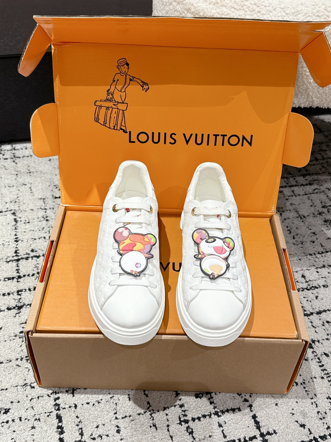 NO:560101,#TOPVERSION LV x TM Takashi Murakami 25/ Joint model Time Out Sakura series casual white shoes sneakers original purchase, development and production. This Time Out sneaker is from the Louis Vuitton  Flowers bloom on the thickened rubber outsole to show off the brand's elegance. Fabric: Original imported first-layer cowhide. Original custom-made soft sheepskin lining. Original open-molded TPU non-slip outsole. Size: #35-42 (40.41.42 custom-made, non-refundable), casual shoes/sports shoes, louis vuitton, louis   vuitton,sneakers,cowhide,sheepskin19860909#顶级版本 LV x TM村上隆 25/ 联名款 Time Out 樱花系列 休闲 小白鞋 运动鞋 原版购入开发 做货 本款 Time Out 运动鞋出自路易威登 x 村上隆复刻系列,展露生机盎然的运动风尚.素面牛皮革点缀经典 Monogram 元素,Cherry Blossom 印花与鞋后的明媚饰边注入灵动笔触.Monogram 花卉于加厚橡胶外底绽放品牌风华 面料:原版进口头层牛皮 内里原版定制柔软羊皮 鞋底原版开模TPU防滑大底 Size:#35-42(40.41.42定做不退换）,休闲鞋/运动鞋,louis vuitton,louis vuitton,sneakers,cowhide,sheepskin,Women's Shoes