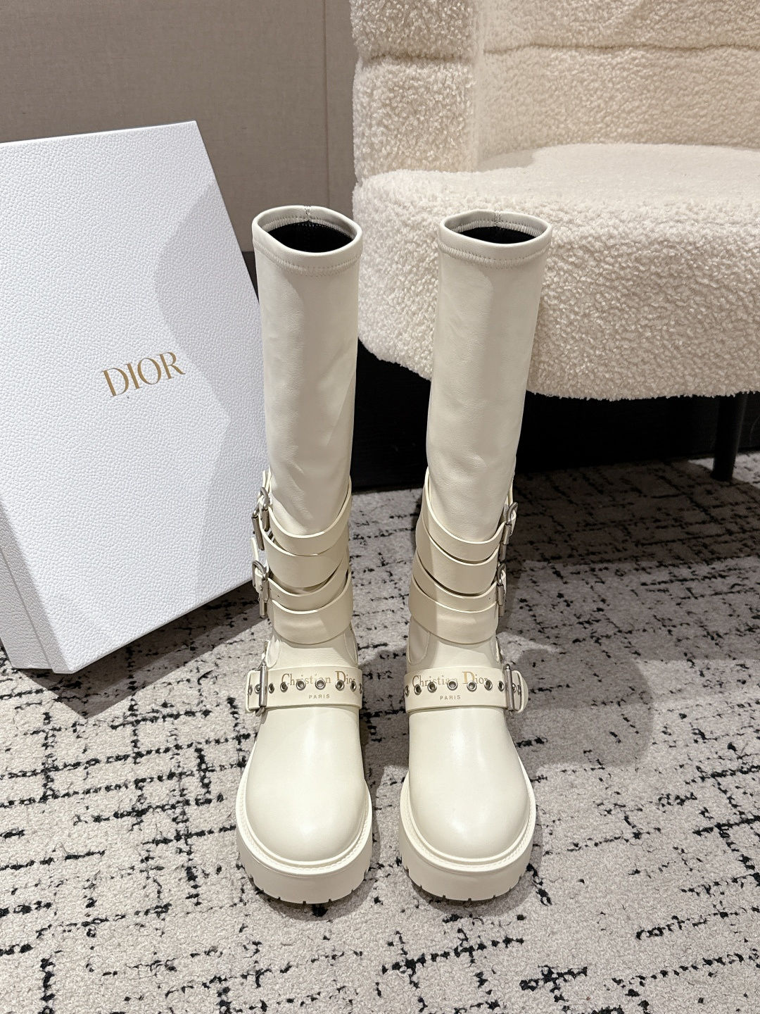 NO:560080,# Top Version Dior Dior 25/ New Autumn and Winter D-Fight Boots, High Boots, Brogue Boots 25 New products in the early spring ready-to-wear series, highlighting the charm of haute couture. Black rubber-effect cow leather tube design, with silver zipper decoration on the side to enhance style. Paired with thick and light notched soles, it can add luster to the casual look of this season. Upper: original imported cowhide material Inner: cowhide lining Heel height  4.5CM outsole: Original molded Tpu outsole Size #35-41 (40.41 custom-made, non-returnable), boots, dior, dior, boots, cowhide19860909#顶级版本 Dior 迪奥 25/ 秋冬新款 D-Fight 长靴靴 高筒靴 布洛克长靴 25早春成衣系列新品,彰显高订魅力.黑色橡胶效果牛皮革筒形设计,侧面饰以银色拉链饰面提升格调.搭配厚实而轻盈的凹口鞋底,可为本季休闲造型增光添彩. 鞋面 : 原版进口牛皮材质 内里 : 牛皮内里 跟高 4.5CM 大底 : 原版开模 Tpu 大底 Size #35-41（40.41定做不退换）,靴子,dior,dior,boots,cowhide,Women's Shoes