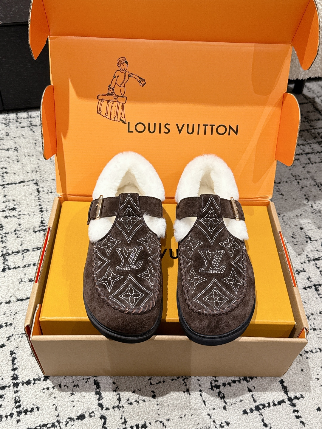 NO:560089,#TOPVERSION Lv Louis Vuitton 25/Colorado Series Plush Mary Jane Furry Shoes Original purchase and development Made in Colorado plush Mary Jane shoes are made of suede cow leather with a velvet texture and matched with a soft warm shearling lining. The LV letter stitching on the upper and the inscribed buckle on the adjustable shoelaces enrich the brand details, and the lightweight micro outsole completes the trendy style. Exquisite packaging at the delivery counter. Fabric: Made of original imported first-layer cowhide. Inner: Wool Outsole:  Original customized non-slip rubber foam outsole Size#35-41 (customized at 40.41), loafers, louis vuitton, louis vuitton, loafers, mary jane, cowhide19860909#顶级版本 Lv 路易威登 25/ Colorado系列 毛绒 玛丽珍 毛毛鞋 原版购入开发 做货 Colorado 毛绒玛丽珍鞋以绒面牛皮革呈现丝绒质感,搭配柔暖羊毛皮内衬.鞋面的 LV 字母缝线和可调节鞋带的铭纹搭扣共同丰富品牌细节,轻盈微型外底完善潮流格调 配送专柜精美包装 面料 : 采用原版进口头层牛皮 内里 : 羊毛 大底: 原版定制防滑橡胶发泡大底 Size#35-41（40.41订做）,乐福鞋毛毛鞋,louis vuitton,louis vuitton,loafers,mary jane,cowhide,Women's Shoes