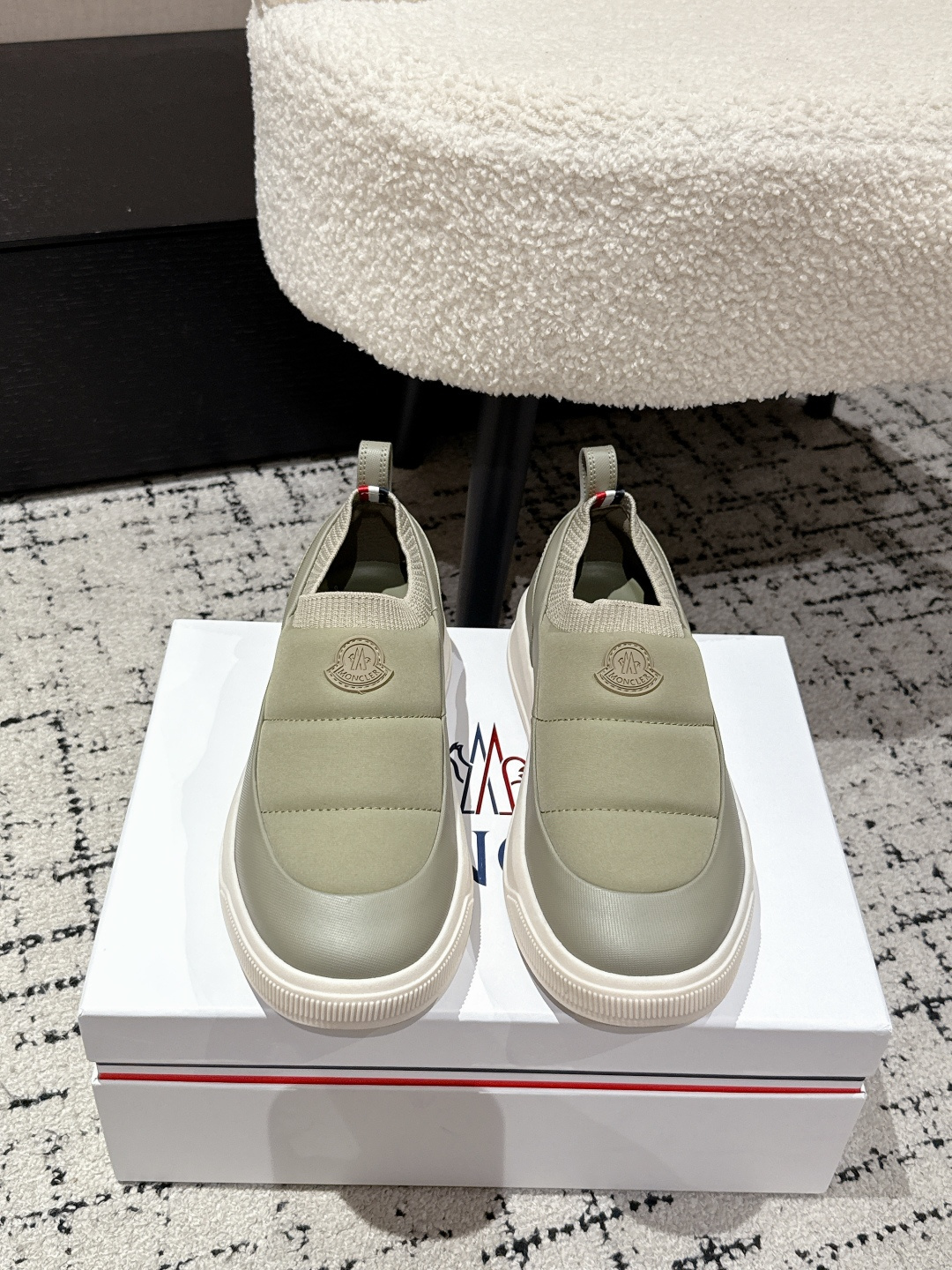 NO:559242,#TOPVERSION Moncler Moncler 25/ Altive men's thick-soled slip-on sneakers, low-top casual shoes, original purchase, development and production. This Moncler Altive sneaker easily combines comfortable design and protection. It is equipped with a cow split leather upper, an EVA midsole for added flexibility, and a VibramMEGAGRIP composite bottom surface that gives the shoe grip and durability. Ortholite insole is easy to clean, while enhancing the permeability of the shoe and providing a comfortable cushioning effect.  The delivery counter is exquisitely packaged. The fabric is original and customized nylon fabric. The inner lining is original imported soft sheepskin. The sole is made of exclusive molded anti-slip rubber. The sole thickness is 3.5CM.   Size: #Men's 38-46 (customized at 38.45.46), casual shoes/sports shoes, Moncler, sneakers, sheepskin19860909#顶级版本 Moncler盟可睐 25/ Altive 男款 厚底一脚蹬运动鞋 低帮 休闲鞋 原版购入开发 做货 这款Moncler Altive运动鞋轻松融合舒适设计与保护性.搭配牛剖层革鞋面,EVA中底倍添灵活性,VibramMEGAGRIP复合底面赋予鞋履抓地力和耐久性. Ortholite鞋垫易于清洗,同时可增强鞋履的通透性,并提供舒适的缓冲效果 配送专柜精美包装 面料原版定制尼龙织物 内里原版进口柔软羊皮里 鞋底独家开模防滑橡胶材质 底厚3.5CM Size:#男款38-46（38.45.46定做）,休闲鞋/运动鞋,Moncler,sneakers,sheepskin,Women's Shoes