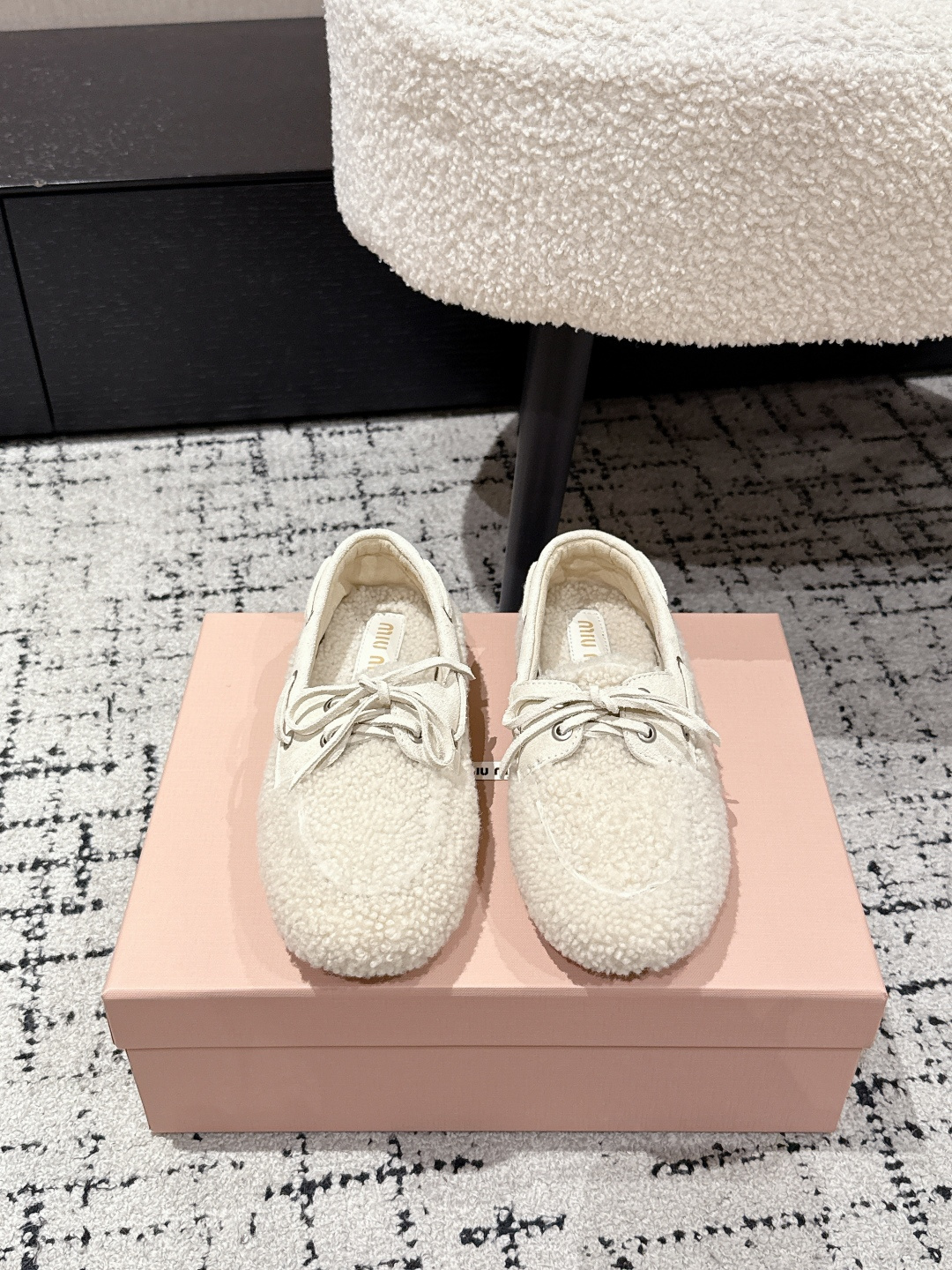 NO:560625,miumiu Miu Miu 25/ Autumn and winter new style cotton shoes furry shoes flat sole Doudou shoes close-up of details from the Miu Miu series trend elements of the new season Doudou shoes retro fashion simple high-end casual matching very comfortable on the feet with the concept of love at the moment, diverse collision, conveying modern style fabric wool lining wool outsole original molded sole  Size#35-41 (41 made to order, non-refundable), loafers, miumiu, loafers19860909miumiu 缪缪 25/ 秋冬新款 棉鞋毛毛单鞋 平底 豆豆鞋 来自Miu Miu系列的细节特写 新季的潮流要素 豆豆鞋 复古时尚 简约高级 随意搭配 上脚非常舒适 与此刻挚爱的概念,多元对撞,传达现代风格 面料羊毛 内里羊毛 大底原版开模鞋底 Size#35-41（41订做不退换）,乐福鞋,miumiu,loafers,Women's Shoes