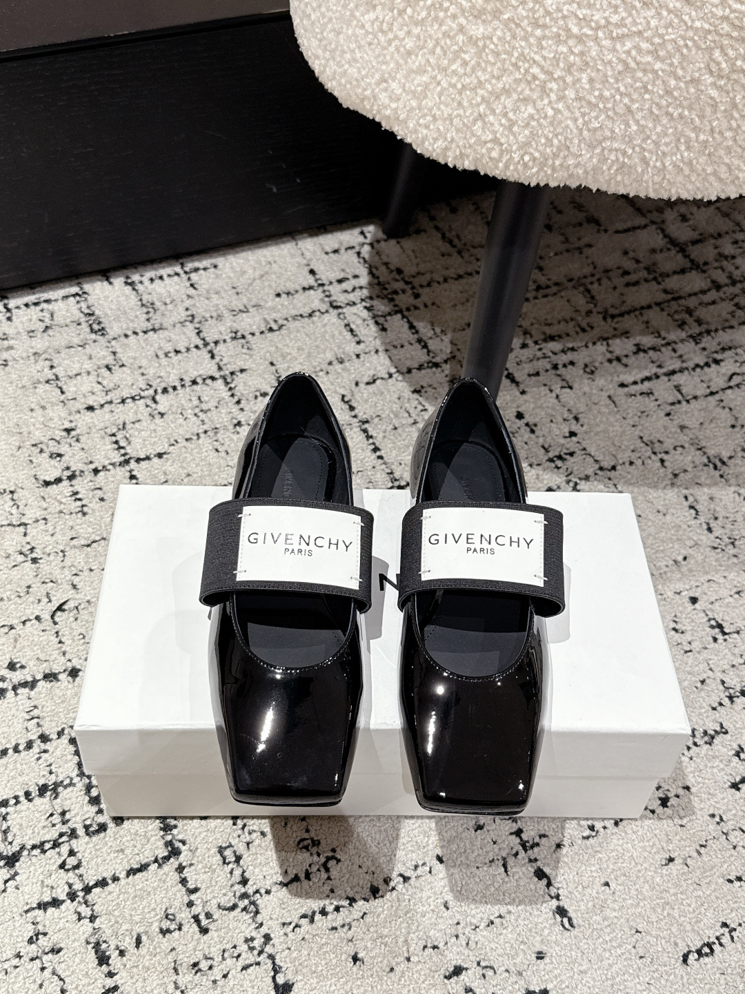 NO:560612,#TOPVERSION Givenchy 25/ Latest Zhang Ruonan's same style Sliced ​​Square elastic band Mary Jane shoes ballet shoes with square toe cut, relaxed and elegant temperament. Taking into account style and extreme comfort, the elastic band is embellished with the 'GIVENCHYPARIS' logo, full of personality. Paired with skirts, trousers and casual trousers, the elegant temperament of ballet shoes in different styles is perfectly presented, and the photos are beyond photos!  Upper cow patent leather/mirror cowhide, lining sheepskin, Italian grade A genuine leather sole, Size#35-41 (40.41 custom-made, non-returnable), single shoes, givenchy, givenchy, mary jane, skirts, cowhide, sheepskin, Leather soles19860909#顶级版本 纪梵希 25/ 最新 章若楠同款Sliced Square 松紧带 玛丽珍单鞋 芭蕾舞鞋 裁切方头,轻松优雅气质.兼顾风格与极度舒适,弹性饰带缀”GIVENCHYPARIS“标识,个性十足. 搭配裙装西裤休闲裤,完美呈现不同风格下芭蕾舞鞋的优雅气质,拍照超出片！ 鞋面牛漆皮/镜面牛皮 内里羊皮 鞋底意大利A级真皮大底 Size#35-41（40.41定做不退换）,单鞋,givenchy,givenchy,mary jane,skirts,cowhide,sheepskin,Leather soles,Women's Shoes