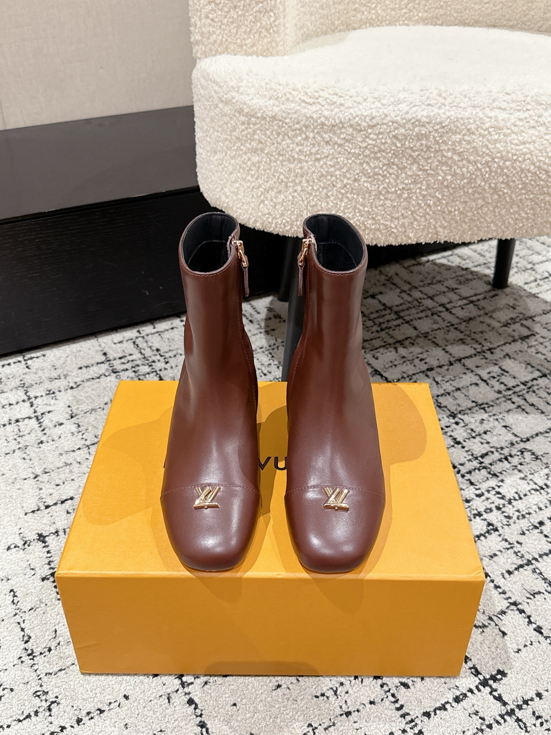 NO:560608,Louis Vuitton LV 25/ The latest autumn and winter Swing high-heeled boots, side zipper boots, letter buckle and ankle boots. Made of soft leather, the design is easy to put on and take off, and the neat lines highlight the elegant style. The V-shaped hollow square heel and its glossy lining establish recognition, and the LVTwist decoration on the toe box is the finishing touch for exquisite details.  The cute round toe shape is matched with the LV logo - exquisite and good-looking, and the thick heel feels particularly comfortable and easy to wear. A classic and versatile item!  Original molded V-shaped gold heel!  Imported calfskin upper, sheepskin lining, Italian grade A genuine leather outsole, heel height 5.5cm, Size#35-41 (40.41 custom made, non-returnable), boots, louis vuitton, louis vuitton, stuart weitzman, boots, cowhide, sheepskin, Leather soles19860909Louis Vuitton LV 25/ 秋冬最新 Swing 高跟短靴 侧拉链短靴字母扣及踝靴 选用柔软 皮革塑造易于穿脱的设计,以利落线条彰显典雅风范.V形镂空方跟及其莹泽内里树立辨识度,鞋头LVTwist装饰点睛考究细节 可爱的圆头造型搭配LV标志-精致又好看,粗跟脚感特别的好穿舒适.经典百搭单品！ 原版开模V型金跟！ 鞋面进口小牛皮 内里羊皮 鞋底意大利A级真皮大底 跟高5.5cm Size#35-41（40.41定做不退换）,靴子,louis vuitton,louis vuitton,stuart weitzman,boots,cowhide,sheepskin,Leather soles,Women's Shoes