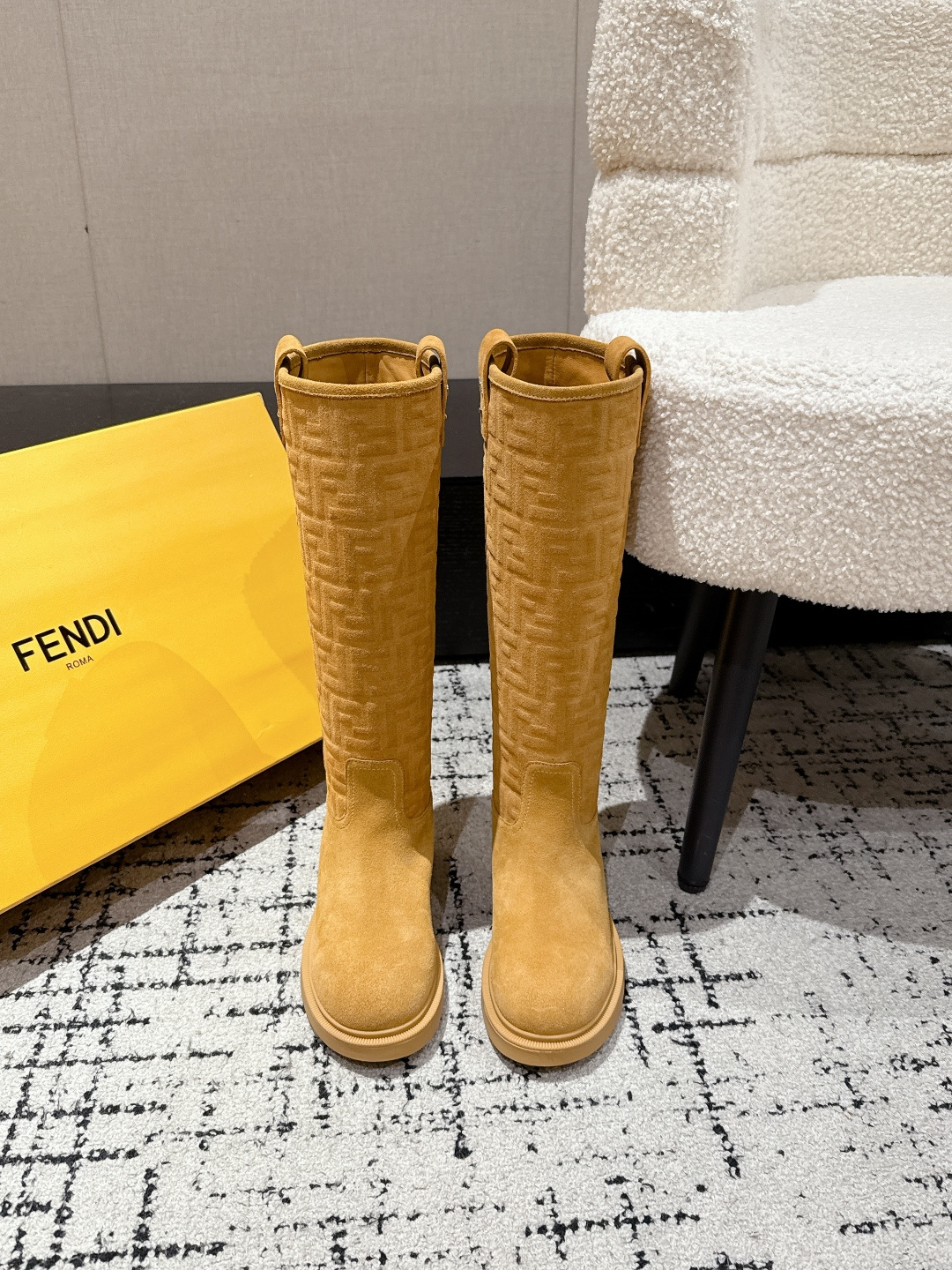 NO:560593,#TOPVERSION FENDI Fendi 25/Autumn and Winter FF letter straight boots suede slip-on knight boots thick-soled high boots. They adopt the brand's iconic FF presbyopia embossing, which is highly recognizable; the material is fine-textured suede, showing a high-end matte effect; the boot shape is knee-length and long-leg design, neat and aura, and the heel is low-heeled or flat, taking into account both fashion and comfort.  Combine it with a plaid skirt, a retro shirt, and a woolen short jacket, such as the dark coffee model with a brown plaid skirt and a khaki shirt, which is full of retro charm. The black model is suitable for pairing with suit pants, simple shirts, and suit jackets, and can create a capable workplace image. The upper is made of high-mercerized cow suede (special embossing process), the lining is cowhide, and the sole is an open-molded TPU outsole.   Szie#35-41 (40.41 custom-made, non-refundable), boots, fendi, fendi, boots, skirts, jackets & coats, shirts, business suit, cowhide, chamois leather19860909#顶级版本 FENDI 芬迪 25/秋冬 FF字母直筒靴麂皮绒面一脚蹬骑士长靴厚底高靴 采用品牌标志性的FF老花压纹,辨识度极高；材质为质感细腻的麂皮,呈现出高级的哑光效果；靴型是及膝长筒设计,利落又显气场,鞋跟为低跟或平底,兼顾了时尚与舒适. 与格纹半身裙、复古衬衫组合,再配上一件呢子短外套,像深咖色款搭配棕色格纹裙和卡其色衬衫,满满的复古韵味.搭配西装裤和简约的衬衫、西装外套,黑色款就很适合,能塑造干练的职场形象. 鞋面高丝光牛反绒（特殊压印工艺） 内里牛皮 鞋底开模TPU大底 Szie#35-41（40.41定做不退换）,靴子,fendi,fendi,boots,skirts,jackets & coats,shirts,business suit,cowhide,chamois leather,Women's Shoes