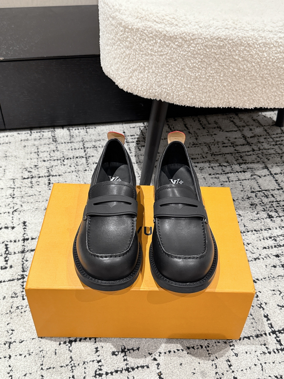 NO:560576,Louis vuiteeon LV 25/ BUBBLE Thick-soled small leather shoes for couples, classic presbyopic/checkerboard loafers. LV Bubble lace-up shoes are made of smooth cow leather, cleverly interpreting the Japanese workwear aesthetics conveyed by Pharrell Williams and Nigo in the 2025 autumn and winter show. The complex and symmetrical upper is embellished with contrast stitching and Monogram flower-shaped eyelets, and the leather back strap embossed with the Louis Vuitton logo pays tribute to the design of the leather goods series.  Upper cowhide/presbyopia leather lining cowhide sole original molded TPU rubber outsole Heel height 3.5cm Size# Female 35-40 (40 is customized and non-refundable) Male 39-46 (45.46 is customized and non-refundable), Loafers, louis vuitton, louis   vuitton,louis vuitton,loafers,cowhide19860909Louis vuiteeon LV 25/ BUBBLE 情侣款厚底小皮鞋经典老花/棋盘格乐福鞋 LV Bubble 系带鞋取材光滑牛皮革,巧妙诠释Pharrell Williams和 Nigo于2025 秋冬秀场传递的日式工装美学.繁复对称的鞋面点缀撞色缝线和Monogram花卉形状孔眼,压印路易威登标识的皮革后袢致意皮具系列设计. 鞋面牛皮/老花皮 内里牛皮 鞋底原版开模TPU橡胶大底 跟高3.5cm Size#女35-40（40定做不退换） 男39-46（45.46定做不退换）,乐福鞋,louis vuitton,louis vuitton,louis vuitton,loafers,cowhide,Women's Shoes