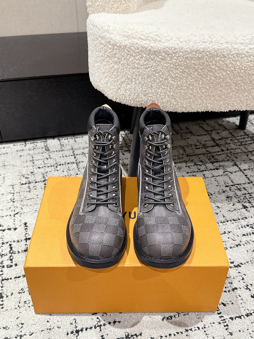 NO:560586,Louis vuiteeon LV 25/ Latest BUBBLE lace-up shoes for couples, thick soles, small leather shoes, presbyopic leather checkerboard, Martin boots. LV Bubble lace-up shoes are made of smooth cow leather, cleverly interpreting the Japanese workwear aesthetic conveyed by Pharrell Williams and Nigo in the 2025 autumn and winter show. The complex and symmetrical upper is embellished with contrasting stitching and Monogram flower-shaped eyelets, and the leather back strap embossed with the Louis Vuitton logo pays tribute to the design of the leather goods series.  Upper presbyopic cowhide, lining cowhide, sole original molded TPU rubber outsole, heel height 3.5cm, Size# female 35-40 (customized at 40, non-refundable), male 39-46 (customized at 45.46, non-refundable), boots, louis   vuitton,louis vuitton,louis vuitton,boots,cowhide19860909Louis vuiteeon LV 25/ 最新 BUBBLE 系带鞋情侣款厚底 小皮鞋 老花皮棋盘格 马丁靴 LV Bubble 系带鞋取材光滑牛皮革,巧妙诠释Pharrell Williams和 Nigo于2025 秋冬秀场传递的日式工装美学.繁复对称的鞋面点缀撞色缝线和Monogram花卉形状孔眼,压印路易威登标识的皮革后袢致意皮具系列设计. 鞋面老花牛皮 内里牛皮 鞋底原版开模TPU橡胶大底 跟高3.5cm Size#女35-40（40定做不退换） 男39-46（45.46定做不退换）,靴子,louis vuitton,louis vuitton,louis vuitton,boots,cowhide,Women's Shoes