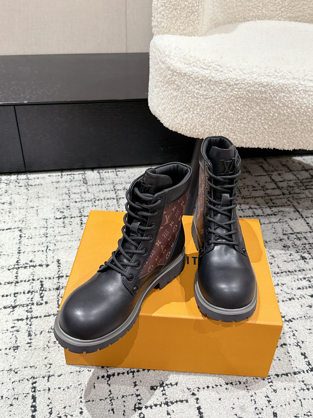 NO:560566,Louis vuiteeon LV 25/ BUBBLE lace-up shoes, couple's thick-soled small leather shoes, presbyopic leather checkerboard Martin boots. LV Bubble lace-up shoes are made of smooth cow leather, cleverly interpreting the Japanese workwear aesthetics conveyed by Pharrell Williams and Nigo in the 2025 autumn and winter show. The complex and symmetrical upper is embellished with contrasting stitching and Monogram flower-shaped eyelets, and the leather back strap embossed with the Louis Vuitton logo pays tribute to the design of the leather goods series.  Presbyopia leather/cowhide upper, cowhide lining, original open-molded TPU rubber outsole, heel height 3.5cm, Size# female 35-40 (customized at 40, non-returnable), male 39-46 (customized at 45.46, non-refundable), boots, louis vuitton, louis   vuitton,louis vuitton,boots,cowhide19860909Louis vuiteeon LV 25/ BUBBLE 系带鞋情侣款厚底小皮鞋老花皮棋盘格马丁靴 LV Bubble 系带鞋取材光滑牛皮革,巧妙诠释Pharrell Williams和 Nigo于2025 秋冬秀场传递的日式工装美学.繁复对称的鞋面点缀撞色缝线和Monogram花卉形状孔眼,压印路易威登标识的皮革后袢致意皮具系列设计. 鞋面老花皮/牛皮 内里牛皮 鞋底原版开模TPU橡胶大底 跟高3.5cm Size#女35-40（40定做不退换） 男39-46（45.46定做不退换）,靴子,louis vuitton,louis vuitton,louis vuitton,boots,cowhide,Women's Shoes