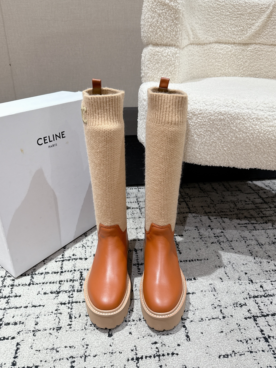 NO:668329,Celine Celine 25/ Autumn and Winter Unlverslte Cavalier Boots. Boots of this height are very fashionable, very easy to wear and make your legs look longer!  The soles are thick enough and have a good height-increasing effect!  Selected imported calfskin material, with Arc de Triomphe logo embossed embellishment. The texture stretches all over the feet and is super handsome. The fabric is custom-made grained plain calfskin (not ordinary cowhide in the market). Sheepskin lining. Sole leather welt combination outsole. Size35-41 (40.41 custom-made and non-refundable), boots, celine, celine, louis vuitton, versace, boots, cowhide, sheepskin19860909celine赛琳 25/ 秋冬 Unlverslte 骑士 长靴 这个高度的靴子非常时髦的,非常好穿显腿长！ 鞋底厚度够,增高效果不错哦！ 甄选进口小牛皮材质 ,凯旋门logo压印点缀 质感拉满上脚超帅气哦 面料定制粒面平纹小牛皮（非市场普通牛皮） 内里羊皮内里 鞋底真皮沿条组合大底 Size35-41（40.41订做不退换）,靴子,celine,celine,louis vuitton,versace,boots,cowhide,sheepskin,Women's Shoes
