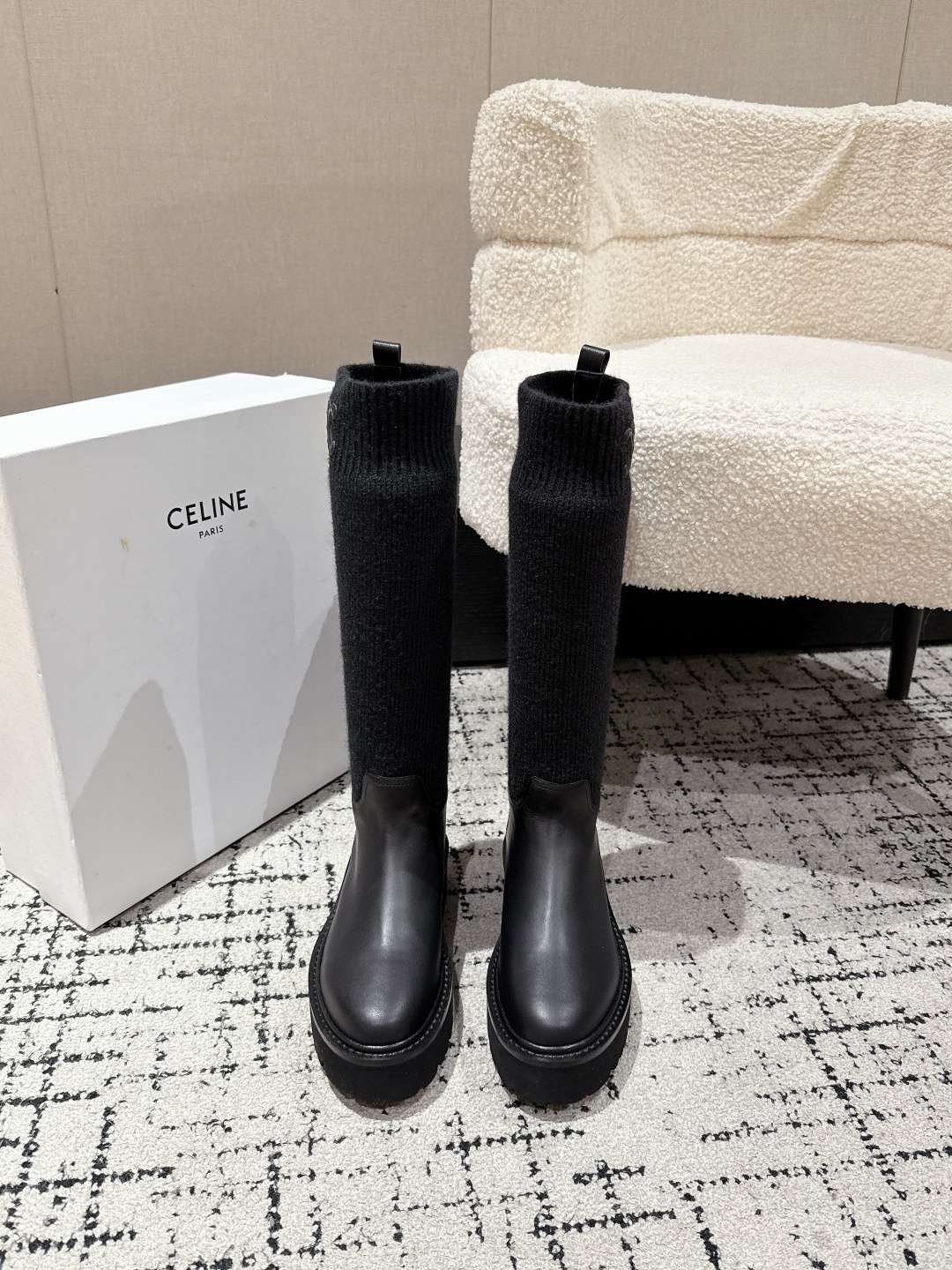 NO:560571,Celine Celine 25/ Autumn and Winter Unlverslte Cavalier Boots. Boots of this height are very fashionable, very easy to wear and make your legs look longer!  The soles are thick enough and have a good height-increasing effect!  Selected imported calfskin material, with Arc de Triomphe logo embossed embellishment. The texture stretches all over the feet and is super handsome. The fabric is custom-made grained plain calfskin (not ordinary cowhide in the market). Sheepskin lining. Sole leather welt combination outsole. Size35-41 (40.41 custom-made and non-refundable), boots, celine, celine, louis vuitton, versace, boots, cowhide, sheepskin19860909celine赛琳 25/ 秋冬 Unlverslte 骑士 长靴 这个高度的靴子非常时髦的,非常好穿显腿长！ 鞋底厚度够,增高效果不错哦！ 甄选进口小牛皮材质 ,凯旋门logo压印点缀 质感拉满上脚超帅气哦 面料定制粒面平纹小牛皮（非市场普通牛皮） 内里羊皮内里 鞋底真皮沿条组合大底 Size35-41（40.41订做不退换）,靴子,celine,celine,louis vuitton,versace,boots,cowhide,sheepskin,Women's Shoes