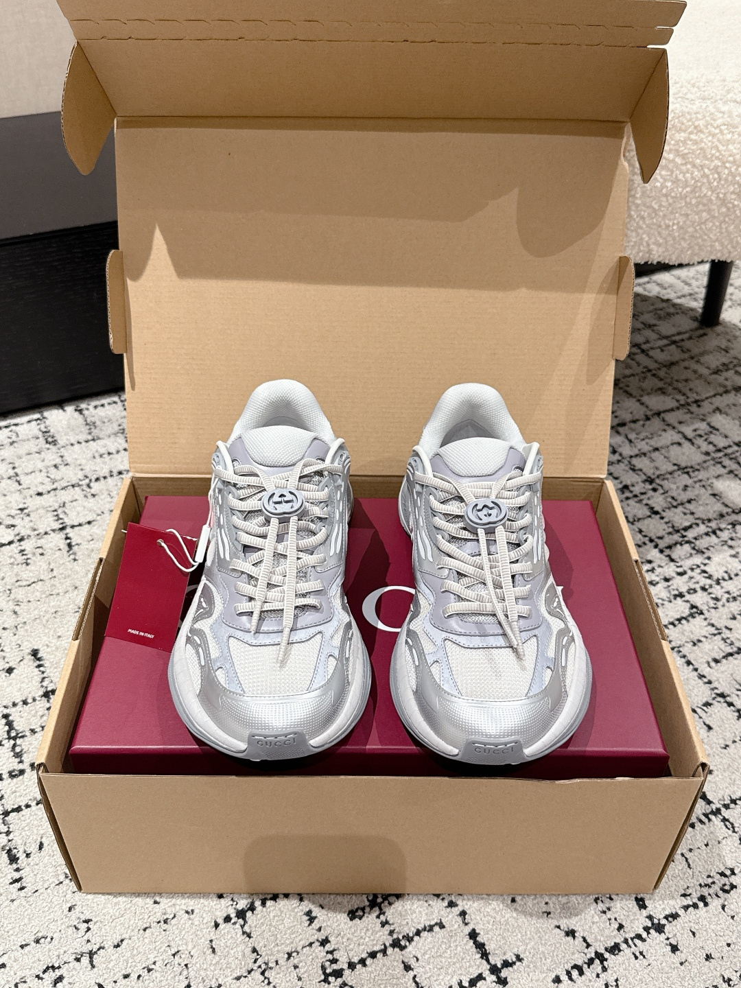 NO:560591,# purchasing grade Gucci Gucci 25ss explosive new style couple style retro sports shoes dad shoes This Gucci 2.0 reinterprets the brand's iconic striped webbing elements. This reinterpretation of the iconic details uses EVA thick soles with a smart silhouette to bring a stable and comfortable wearing experience. Delivered in exquisite packaging. The fabric is made of original imported cowhide/technical fabrics. Breathable mesh lining. Heel height 4cm. Original customized ultra-light foam rubber outsole.  Size#35-45 (women’s size 40, men’s size 45, custom-made and non-returnable), casual shoes/sports shoes, gucci, gucci, sneakers, cowhide19860909#代购级 Gucci 古驰 25ss爆款新款 情侣款 复古运动鞋 老爹鞋 这款Gucci 2.0焕新演绎品牌标志性条纹织带元素.这款焕新诠释标志性细节,采用EVA厚鞋底,搭配灵动廓形,带来稳步舒适穿着体验 配送精美包装 面料采用原版进口牛皮/科技面料 内里透气网 跟高4cm 鞋底原版定制超轻发泡橡胶大底 Size#35-45（女码40,男码45定做不退换),休闲鞋/运动鞋,gucci,gucci,sneakers,cowhide,Women's Shoes