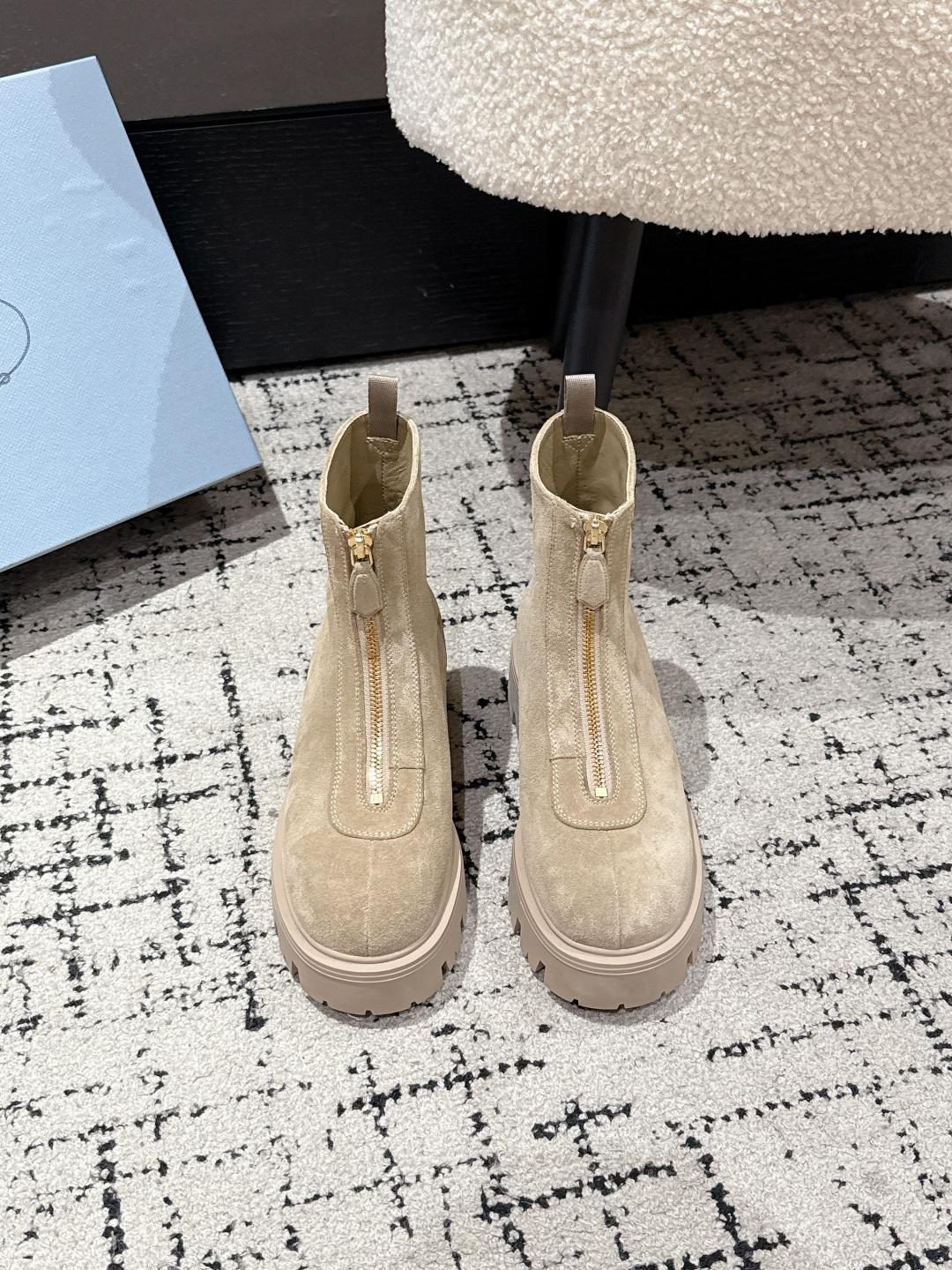 NO:560573,PRADA 25/Classic Triangle Logo Slip-on Women's Boots Short Boots A series that cannot be bought in winter, it is definitely this year's big hit!  !  So pretty!  Prada boots are really amazing!  The upper foot is generous and the legs are slim, which is just right. The fabric is imported high mercerized cowhide. The lining: silk cowhide lining. The outsole is rubber foam sole, light and comfortable!  Size#35-41 (41 is custom-made and cannot be returned or exchanged), boots, prada, prada, boots, cowhide19860909PRADA 普拉达 25/ 经典三角标一脚蹬王炸女靴 短靴 冬天买不到的系列,绝对是今年的大爆款！！贼好看！Prada靴子真的很哇塞！上脚大气显腿瘦气质这块刚好拿捏 面料进口高丝光牛皮 内里: 丝绸牛皮里 大底橡胶发泡底,轻便舒适！ Size#35-41（41 订做不退换）,靴子,prada,prada,boots,cowhide,Women's Shoes