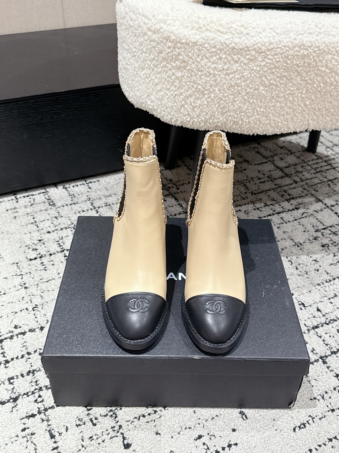 NO:560578,Autumn and winter new Chanel 25/ Xiaoxiang classic color block chain thick heel short boots thick sole Chelsea Martin boots. This thick sole has a high export rate in European and American street photography. It is also very popular on Instagram. The overall smoothness of the lines remains consistent with the original version. It is really charming. I believe that women with taste will fall in love with it. The CHANEL series has never disappointed. It is a weapon for goddesses.  This pair of 2025 new spring and autumn high-heeled genuine leather women's thick-soled Chelsea short boots simply fits my aesthetic point!  Made of high-quality genuine leather material, full of texture and super comfortable to touch. The thick-soled design not only makes you taller and slimmer, but also makes you stable when walking. The simple Chelsea boots style is versatile and fashionable. Whether it is paired with jeans or a small skirt, you can easily create different styles. Wear it when going out in spring and autumn. It is both warm and good-looking. It is simply an artifact that coexists with fashion and practicality. Cowhide upper, sheepskin lining, Italian genuine leather outsole  Size#35-41 (40.41 custom-made, non-returnable), boots, chanel, boots, skirts, jeans, cowhide, sheepskin, Leather soles19860909秋冬新款Chanel 25/ 小香经典拼色链条粗跟短靴厚底切尔西 马丁靴 这款厚底在欧美街拍中出境率超高,ins也是火了一把,整体线条流畅性保持跟原版一致,真的太有魅力了,我相信有品味的女人会看上它,CHANEL系列一向不会令人失望,女神的利器 这双2025新款春秋跟高跟真皮女士厚底切尔西短靴,简直长在我的审美点上！采用优质真皮材质,质感满满,摸起来超舒服.厚底设计不仅增高显瘦,走起路来还稳稳当当.简约的切尔西靴款式,百搭又时尚,不管是搭配牛仔裤还是小裙子,都能轻松打造出不同的风格.春秋季节穿它出门,既保暖又好看,简直是时尚与实用并存的神器 鞋面牛皮 内里羊皮 鞋底意大利真皮大底 Size#35-41（40.41定做不退换）,靴子,chanel,boots,skirts,jeans,cowhide,sheepskin,Leather soles,Women's Shoes