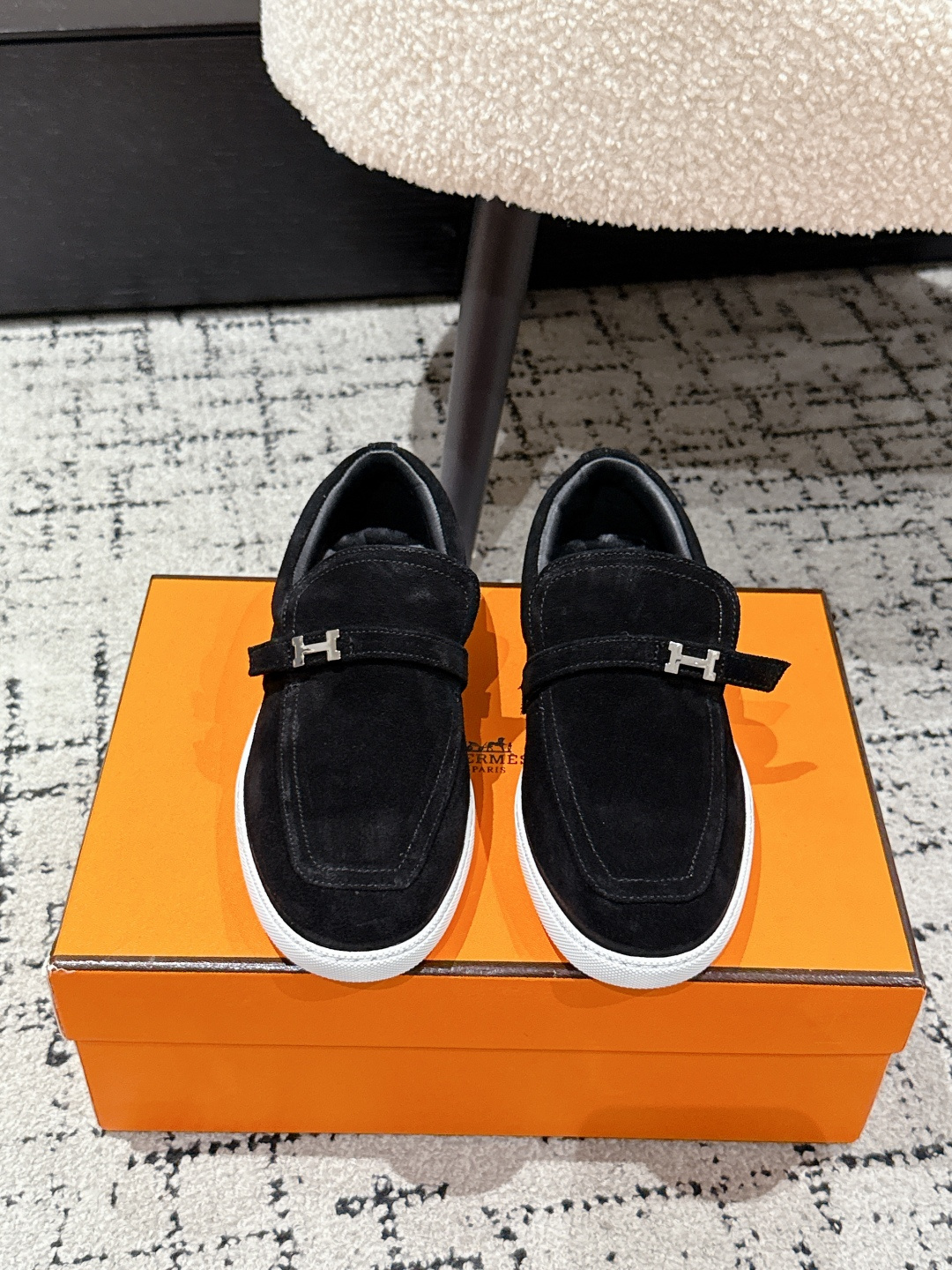 NO:560583,Male #couple style Hermes 25/ Classic H couple style loafers, durable, casual, simple style, lace-free casual sneakers, comfortable, casual, versatile Fabric: Customized imported suede Lining: Sheepskin lining Outsole: Original molded outsole Size #Female 35-40 (40 is custom-made and cannot be returned or exchanged)  Male 39-46 (45.46 custom-made, non-refundable), loafers, hermes, hermes, loafers, sneakers, sheepskin, chamois leather19860909男 #情侣款 Hermes 爱马仕 25/ 经典H 情侣款 乐福鞋 经久不衰 休闲 简约风格免系带休闲运动鞋 舒适 休闲 百搭 面料: 定制进口麂皮 内里: 羊皮内里  大底: 原版开模大底 Size#女35-40（40 订做不退换） 男39-46（45.46订做不退换）,乐福鞋,hermes,hermes,loafers,sneakers,sheepskin,chamois leather,Women's Shoes
