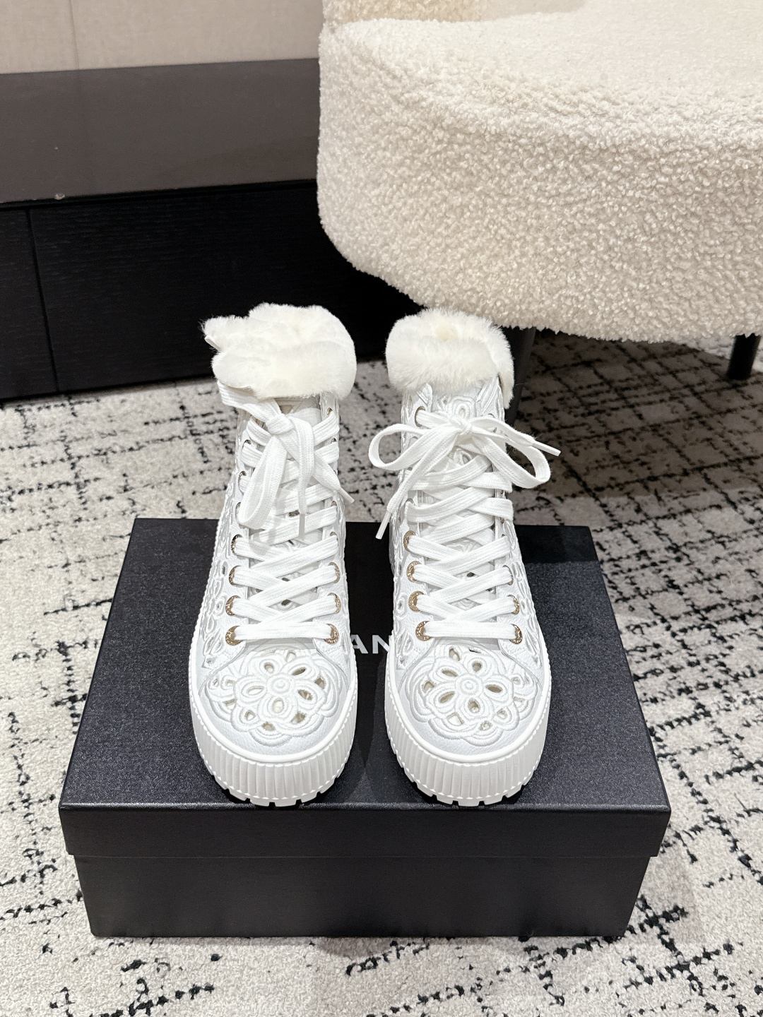 NO:668324,CHANEL Chanel 25 / Autumn and winter new lace-up two-wear high-top hollow electric embroidery casual sandals, small fragrant letter logo thick-soled round-toe color-blocking sports skateboard cold-proof lamb hair women's shoes. Fabric: imported calfskin lining wool lining/imported lamb hair outsole Tpu outsole Size: 35-42 (40.41.42 customization is not returnable), boots, chanel, chanel, boots, cowhide19860909CHANEL 香奈儿 25 / 秋冬新款系带两穿高帮镂空电绣休闲凉靴 小香字母logo厚底圆头拼色运动滑板防寒羊羔毛女鞋 面料:进口小牛皮 内里羊毛内里/进口羊羔毛大底Tpu大底 Size:35-42(40.41.42定制不退换),靴子,chanel,chanel,boots,cowhide,Women's Shoes
