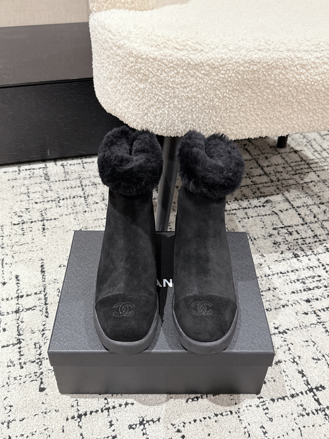 NO:577530,CHANEL Chanel 25 / The latest furry slippers and snow boots for autumn and winter. There are many celebrity Internet celebrities. The small fragrant furry shoes are handsome and gentle. They are also a very classic element of the brand. The design is really unique and looks like extraordinary short boots. The tube is straight and stylish without losing softness. It is not unsightly and decorated with exquisite logo. It is high-end and elegant. It is not tacky and has a cool unique style on the feet. It also shows the long legs. Fabric: High mercerized cowhide. Inner  Sheepskin outsole, non-slip outsole Size #35-41 (customized for 40/41), half drag snow boots, chanel, chanel, boots, cowhide, sheepskin19860909CHANEL香奈儿 25 / 秋冬最新款毛毛拖 雪地靴 超多明星网红种草 可帅气可温柔的小香毛毛鞋 也是它家的一个很经典的元素 设计真的绝绝子看起来就是不一般的短靴 筒笔直有型且不失柔软度 也不挑人加上精致logo点缀 高级大气 不俗气上脚酷酷的特有范儿 还特显腿长哦 面料 高丝光牛皮 内里 羊皮 大底 防滑大底 Size #35-41(40/41定做),半拖雪地靴,chanel,chanel,boots,cowhide,sheepskin,Women's Shoes