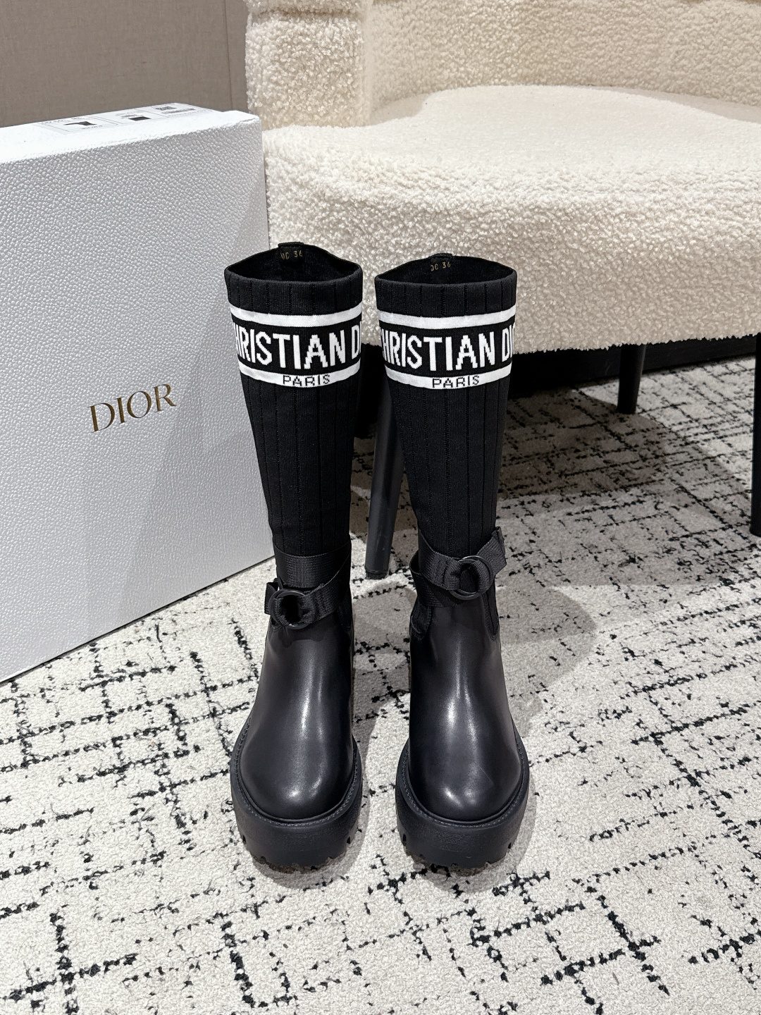 NO:630672,# Purchasing Level Dior Dior 25/New Style Embroidered Graffiti Mid-calf Boots Upgraded Full Packaging High-density Imported Machine Woven!  The electric embroidery process is not the fly woven elastic fabric on the market!  The webbing and round buckles are all original molded!  High-density TPU outsole!  The electric embroidery process of the shoe upper is crazy. I bought the original black version, made 1:1. There is no pressure in and out of the counter. The upper is very soft. It is not a stiff material. The upper is made of original 3D three-dimensional embroidery and matte cowhide. The lining is full-grain lambskin. The outsole is the original molded TPu outsole. Size #35-41 (40 and 41 customizations are not returnable), boots, dior, dior, boots, cowhide, sheepskin19860909#代购级 Dior迪奥 25/新款 刺绣 涂鸦中筒靴 升级版全套包装 高密度进口机器梭织！电绣工艺,并非市面飞织弹力布！织带和圆扣全部原版开模！高密度TPU大底！鞋面电绣工艺被抢疯了.入手黑色原版,1:1做.进出专柜无压力.鞋面非常软.不是硬挺的材料. 鞋面原版3D立体刺绣拼哑光胎牛皮 内里全粒面小羊皮 大底原版开模TPu大底 Size#35-41（40、41定制不退换）,靴子,dior,dior,boots,cowhide,sheepskin,Women's Shoes