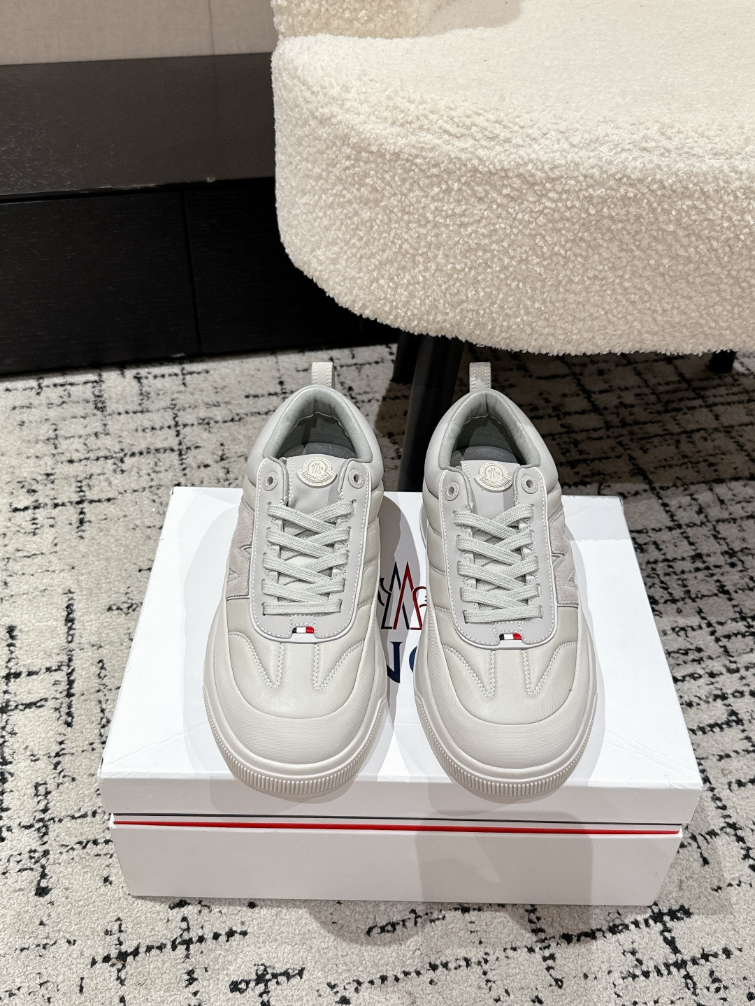 NO:668321,#Men's Moncle'Moncle'Altive Series 25/ Outdoor Thick-soled Casual Sports Shoes This Moncler Altive sports shoe easily combines comfortable design and protection. With a cow split leather upper, the EVA midsole adds flexibility, and the VibramMEGAGRIP composite bottom gives the shoes grip and durability. Ortholite insoles are easy to clean, while enhancing the permeability of the shoes and providing a comfortable cushioning effect. Beautiful packaging at the delivery counter  The fabric is original customized first-layer cowhide, the lining is original imported soft sheepskin, the sole is made of exclusive molded anti-slip rubber, the sole thickness is 3.5CM19860909#男款 Moncle'盟可睐/蒙口Moncle' Altive系列 25/ 户外 厚底 休闲 运动鞋 这款Moncler Altive运动鞋轻松融合舒适设计与保护性.搭配牛剖层革鞋面,EVA中底倍添灵活性,VibramMEGAGRIP复合底面赋予鞋履抓地力和耐久性. Ortholite鞋垫易于清洗,同时可增强鞋履的通透性,并提供舒适的缓冲效果 配送专柜精美包装 面料原版定制头层牛皮 内里原版进口柔软羊皮里 鞋底独家开模防滑橡胶材质 底厚3.5CM Size:#男款38-46（38/46定制),休闲鞋/运动鞋,Moncler,Moncler,sneakers,cowhide,sheepskin,Women's Shoes