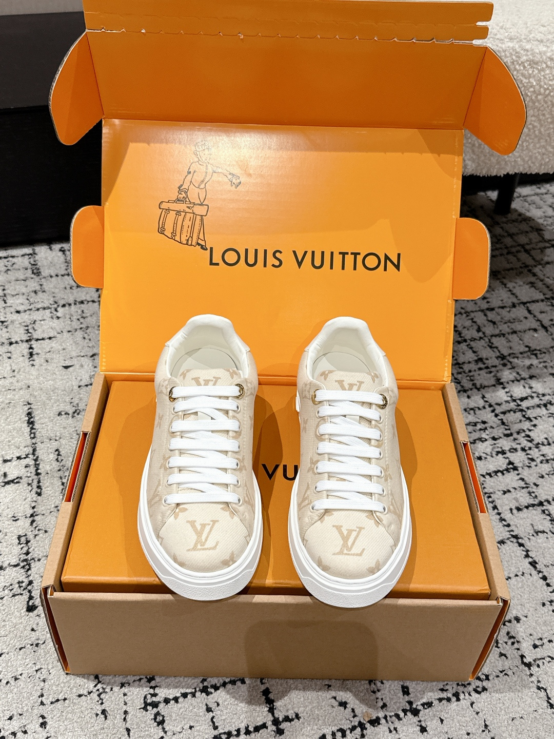 NO:612635,# Top Version LV Louis Vuitton Donkey Home 25/ Time Out Classic Series Casual White Shoes Sneakers Original purchase, development and production This Time Out sneaker is from the Louis Vuitton  Fabric: Original imported first-layer cowhide, original customized soft sheepskin lining, original open-molded TPU anti-slip outsole Size: #35-42 (40.41.42 custom-made, non-returnable), casual shoes/sports shoes, louis vuitton, louis vuitton, louis vuitton, louis vuitton, sneakers, cowhide, sheepskin19860909#顶级版本 LV 路易威登 驴家 25/ Time Out 经典 系列 休闲 小白鞋 运动鞋 原版购入开发 做货 本款 Time Out 运动鞋出自路易威登 x 村上隆复刻系列,展露生机盎然的运动风尚.素面牛皮革点缀经典 Monogram 元素,Cherry Blossom 印花与鞋后的明媚饰边注入灵动笔触.Monogram 花卉于加厚橡胶外底绽放品牌风华 面料: 原版进口头层牛皮 内里原版定制柔软羊皮 鞋底原版开模TPU防滑大底 Size:#35-42(40.41.42定做不退换）,休闲鞋/运动鞋,louis vuitton,louis vuitton,louis vuitton,louis vuitton,sneakers,cowhide,sheepskin,Women's Shoes