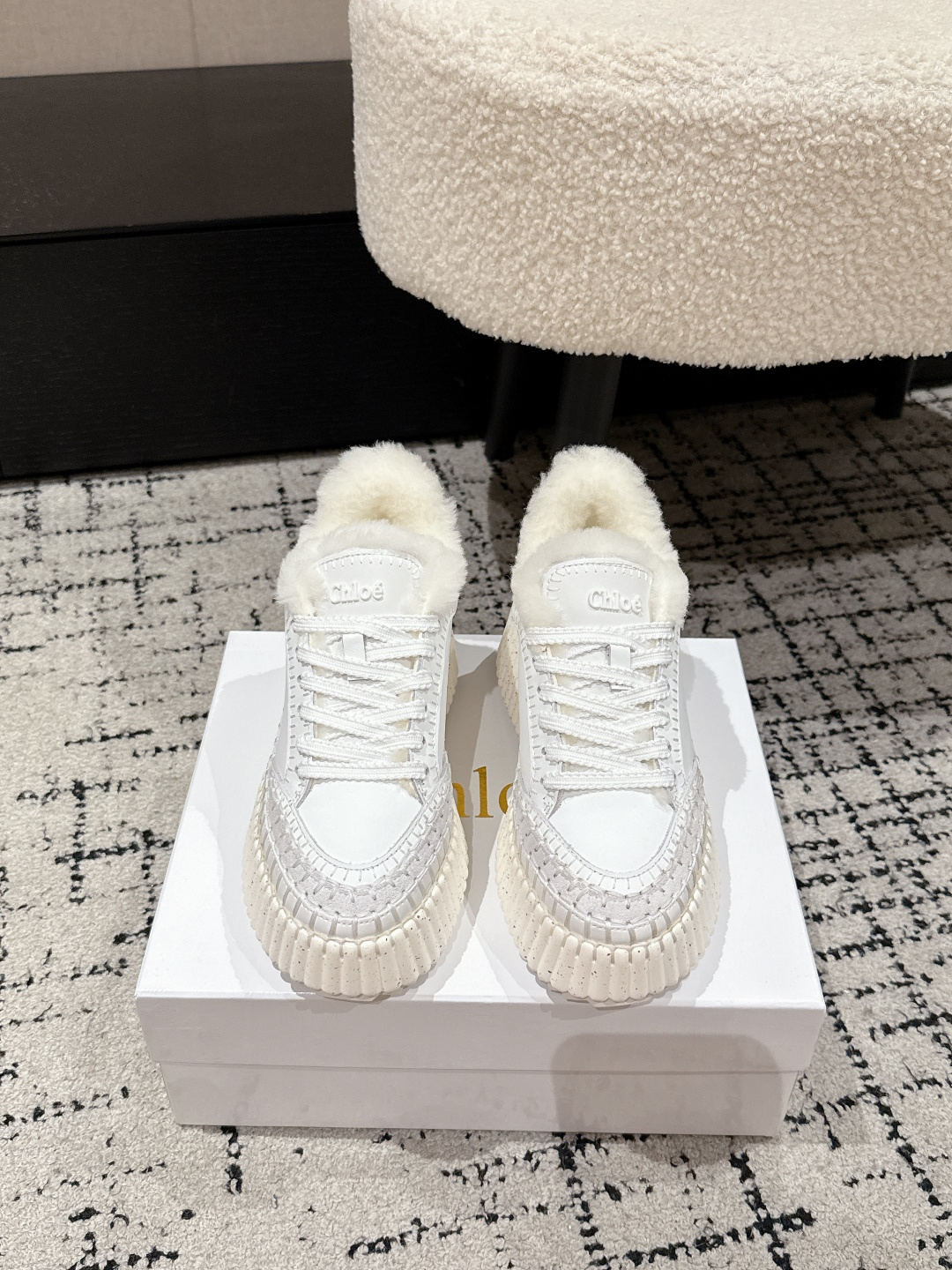 NO:578015,# Top Version Chloe/Chloe 25/ Winter new Nama wool lining, thick-soled white shoes, casual shoes, original soles, all hand-threaded, all the positions are just right, Internet celebrity hot style, top leisure vacation series. Big coffee and Internet celebrities unanimously pursue this style, and it is even out of stock. It is hard to find. An indispensable single-piece slipper, very attractive and fashionable sports style, show your elegance, lightness, slimming, and white feet in your way. Fabric imported cowhide  Inner lining: original wool lining, outsole, rubber outsole/super light wear-resistant velvet combination Size#35-40 (40 orders are not returnable), casual shoes/sports shoes, chloe, loewe, sneakers, slippers, cowhide19860909#顶级版本 Chloe 克洛伊/蔻依 25/ 冬季新款 Nama 羊毛里 厚底小白鞋 休闲鞋 原版鞋底,全手工穿线,所有的位置刚刚好 ,网红爆款,顶级休闲度假系列 大咖网红一致追求此款,更是断货一度难求 不可缺少的单品拖鞋,上脚极具吸引时髦运动风尚,以你的方式彰显你的优雅、轻便、显瘦、显脚白 面料进口牛皮 内里: 原版羊毛里 大底橡胶大底/超轻耐磨绒组合 Size#35-40（40订做不退换）,休闲鞋/运动鞋,chloe,loewe,sneakers,slippers,cowhide,Women's Shoes