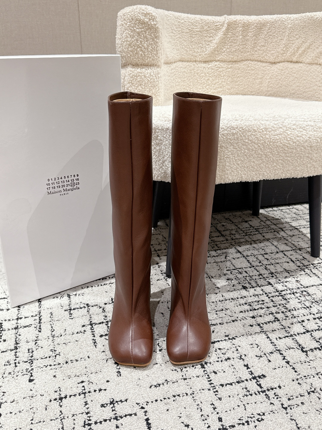 NO:577778,Maison Margiela 25/ Autumn and winter new boots. The original version is more comfortable than the original, and has better wrapping. It is full of personality and is easy to match with various styles of clothes... Fabric: Original customized cowhide Outsole: Genuine leather outsole imported from Italy Heel height: 6.5cm Size: #35-41 (made in size 40.41), boots, masion margiela, boots, cowhide, Leather soles19860909Maison Margiela马吉拉 25/ 秋冬新款 长筒靴 原版一比一打造舒适度,包裹性都比较好,个性十足,很好驾驭各种风格衣服搭配…… 面料: 原版定制牛皮 大底: 意大利进口真皮大底 跟高: 6.5cm Size: #35-41（40.41.码做）,靴子,masion margiela,boots,cowhide,Leather soles,Women's Shoes