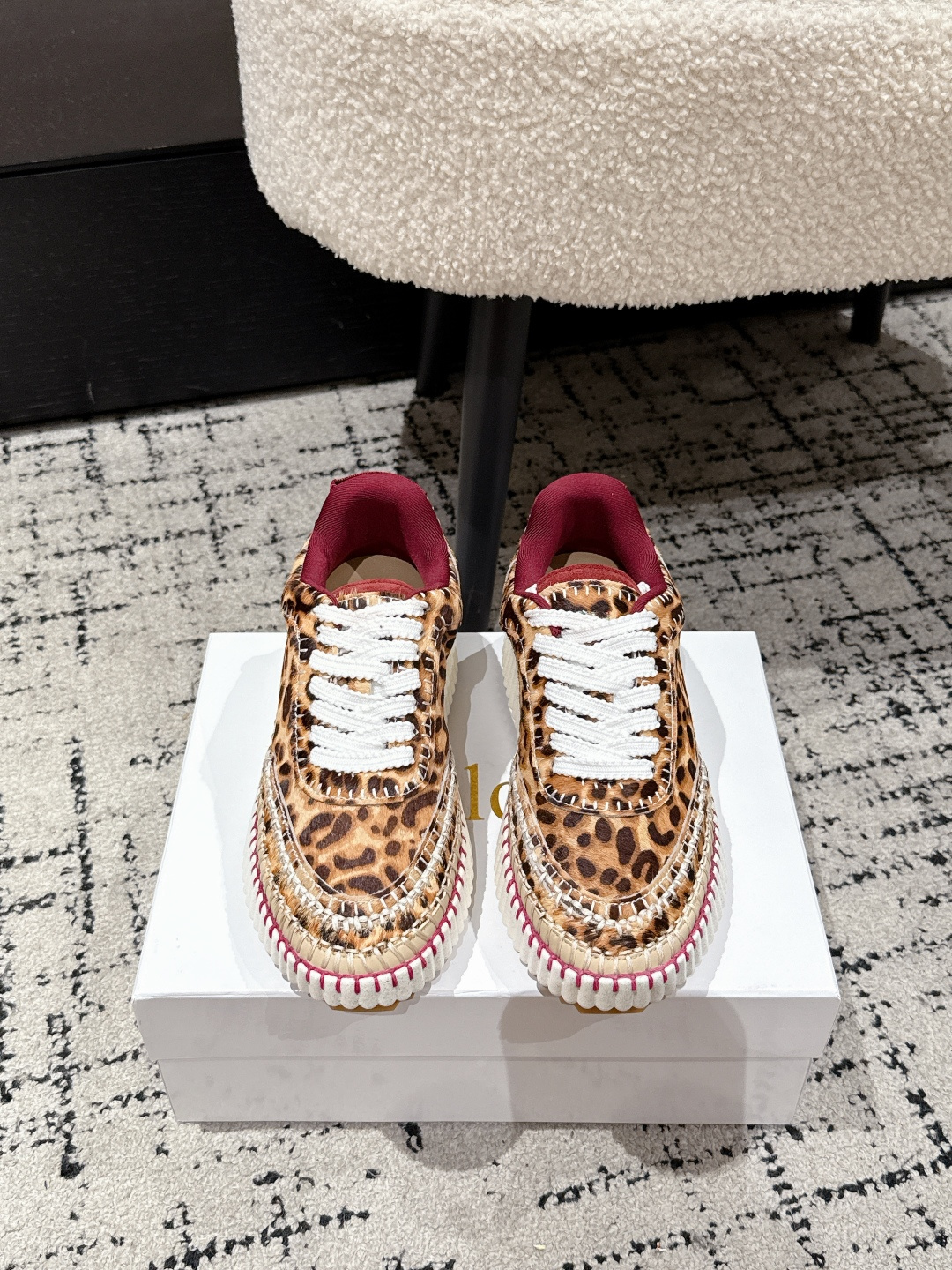 NO:578008,#TOPVERSION Chloe Chloe/Chloe 25/ New thick-soled white shoes, casual shoes, original soles, all hand-threaded, all the positions are just right, Internet celebrity hot style, top leisure vacation series. Big celebrities and Internet celebrities unanimously pursue this style, and it is even out of stock. It is hard to find. An indispensable single item slippers, very attractive and fashionable sports style on the feet, show your elegance, lightness, slimming, white feet in your way. Fabric imported cowhide leather lining:  Original molded fabric, outsole rubber outsole/super light wear-resistant velvet combination Size#35-40 (40 orders are not returnable), casual shoes/sports shoes, chloe, loewe, sneakers, slippers, cowhide19860909#顶级版本 Chloe 克洛伊/蔻依 25/ 新款 厚底小白鞋 休闲鞋 原版鞋底,全手工穿线,所有的位置刚刚好 ,网红爆款,顶级休闲度假系列 大咖网红一致追求此款,更是断货一度难求 不可缺少的单品拖鞋,上脚极具吸引时髦运动风尚,以你的方式彰显你的优雅、轻便、显瘦、显脚白 面料进口牛皮 内里: 原版开模布料 大底橡胶大底/超轻耐磨绒组合 Size#35-40（40订做不退换）,休闲鞋/运动鞋,chloe,loewe,sneakers,slippers,cowhide,Women's Shoes