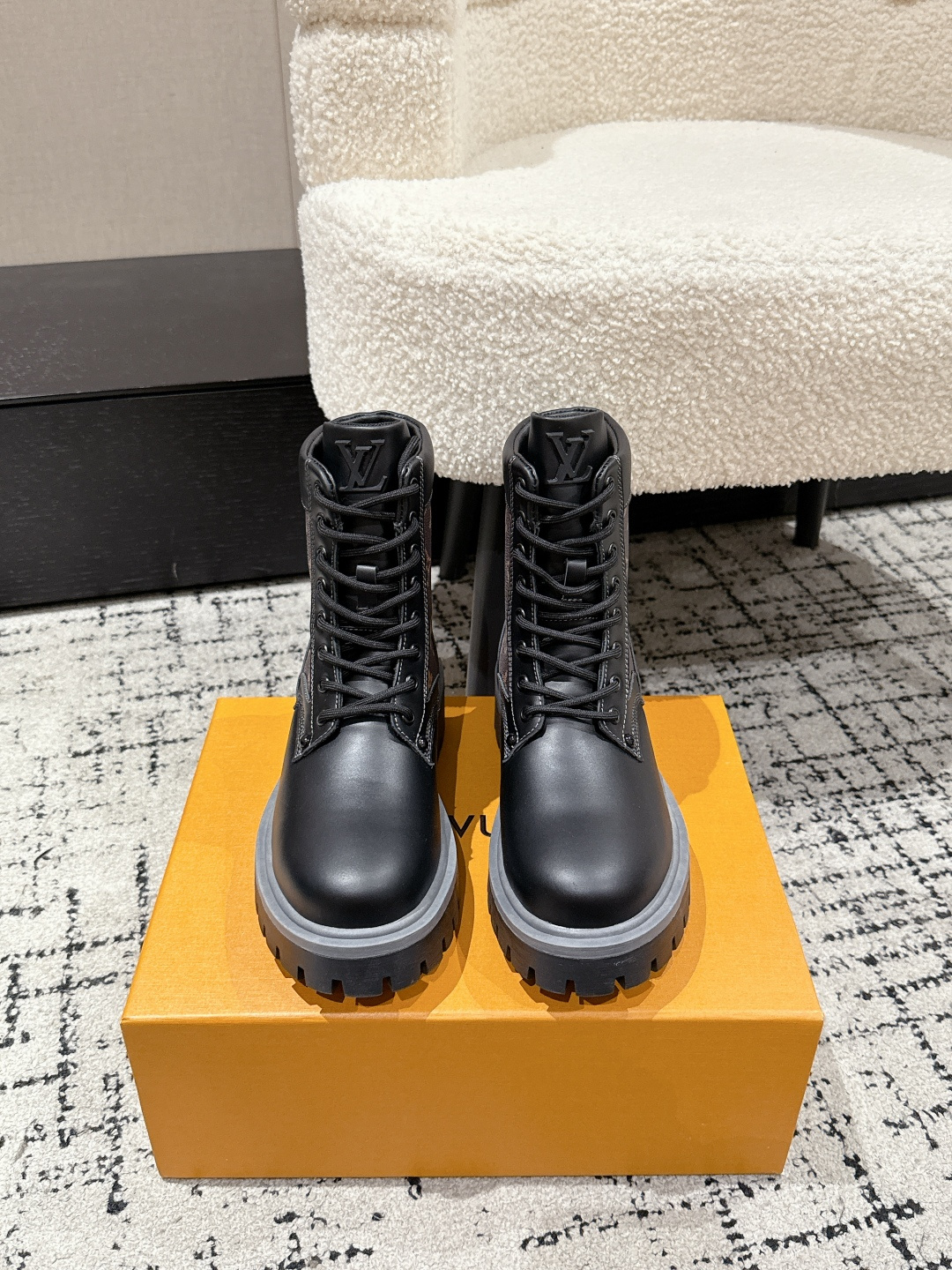 NO:577773,#couplestop version LV Louis Vuitton L Home Donkey Brand 25/ Ranger Series Presbyopic Ankle Boots Thick Sole Short Boots Martin Boots This LV Ranger ankle boots are spliced with nubuck leather and Monogram jacquard fabric to interpret urban comfort. The wide fabric laces and lightweight micro convex outsole achieve eye-catching details, LV letter label and Monogram flowers respectively embellish the tongue and heel. The fabric is original custom-made imported cowhide.  The inner lining is imported warm BK cotton lining. The sole is made of original molded anti-slip rubber material. The sole thickness is 4.5CM. Size: #women's model 35-41 / men's model 39-45 (women's 40.41 men's 45 custom-made), boots, louis vuitton, louis vuitton, louis vuitton, louis vuitton, boots, cowhide19860909#情侣款 顶级版本 LV路易威登 L家 驴牌 25/ Ranger系列 老花 及踝靴 厚底 短靴 马丁靴 本款 LV Ranger 及踝靴拼接正绒面革和 Monogram 提花织物,演绎都市惬意.宽幅织物鞋带和轻盈微型凸纹外底成就瞩目细节,LV 字母标签和 Monogram 花卉分别点缀鞋舌和鞋跟 面料原版定制进口牛皮 内里进口保暖BK棉里 鞋底原版开模防滑橡胶材质 底厚4.5CM Size:#女款35-41 / 男款39-45(女40.41男45定做）,靴子,louis vuitton,louis vuitton,louis vuitton,louis vuitton,boots,cowhide,Women's Shoes