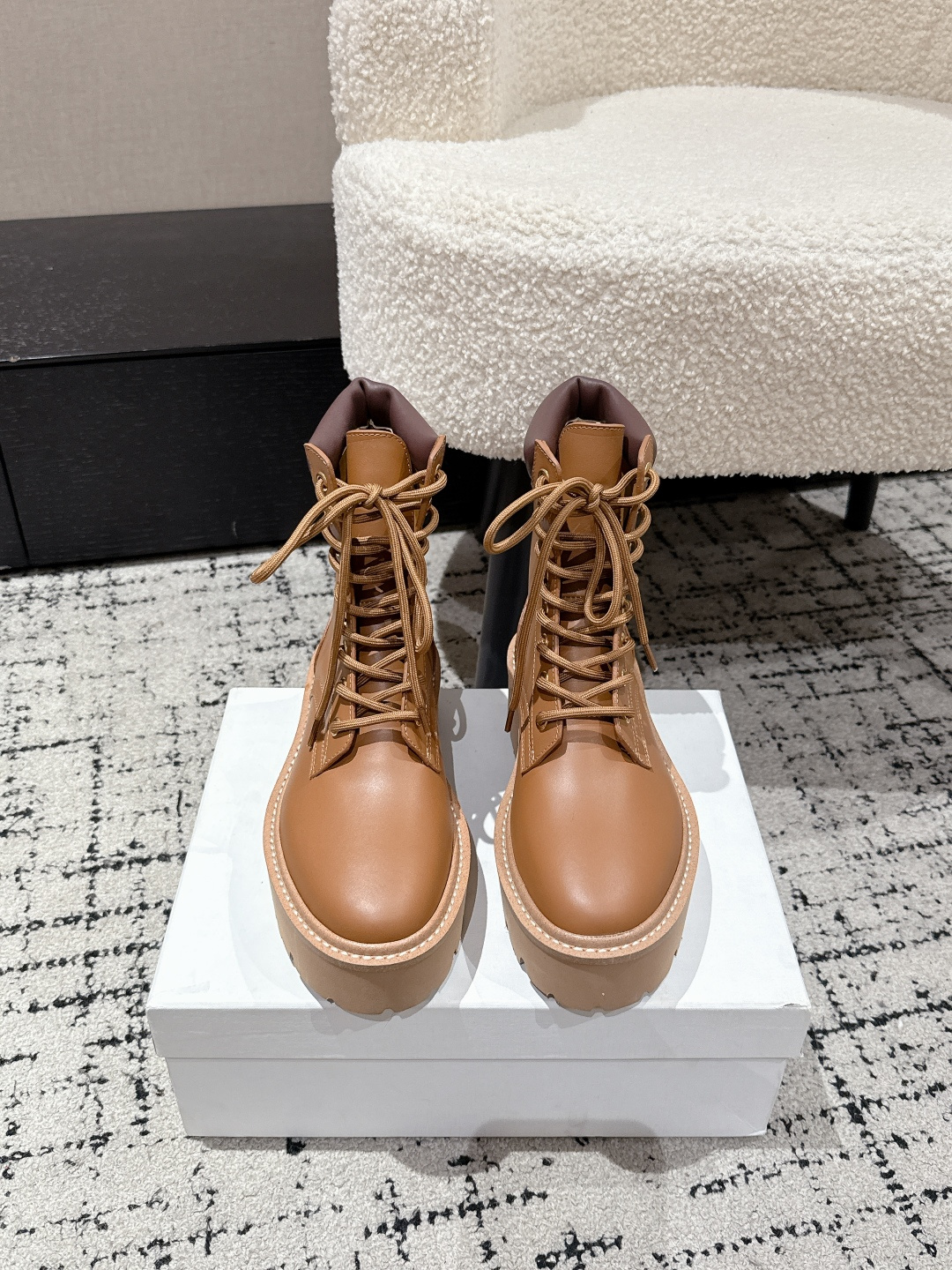 NO:668320,CELINE Celine 25/ Bulky new retro lace-up thick-soled short boots Martin boots Internet celebrity hot style is coming!  The major Internet celebrities are the first to experience it. Celine Internet celebrity's ins planting tool is very retro style and full of aura. The design style is very novel, high-end and very comfortable. The original version is customized one to one!  Absolutely the original order!  Fabric imported cowhide/customized fabric lining cowhide outsole original molded outsole Size#35-42 (customized at 40.41.42), boots, celine, celine, boots, cowhide19860909CELINE 赛琳 25/ Bulky 新款复古系带 厚底 短靴 马丁靴 网红爆款来袭！各大网红抢先体验、Celine网红ins种草神器、非常复古风、气场十足单品、设计风格非常新颖、高档且非常舒适.原版一比一定制！绝对原单做法！ 面料进口牛皮/定制面料 内里牛皮 大底原版开模大底 Size#35-42（40.41.42定做）,靴子,celine,celine,boots,cowhide,Women's Shoes