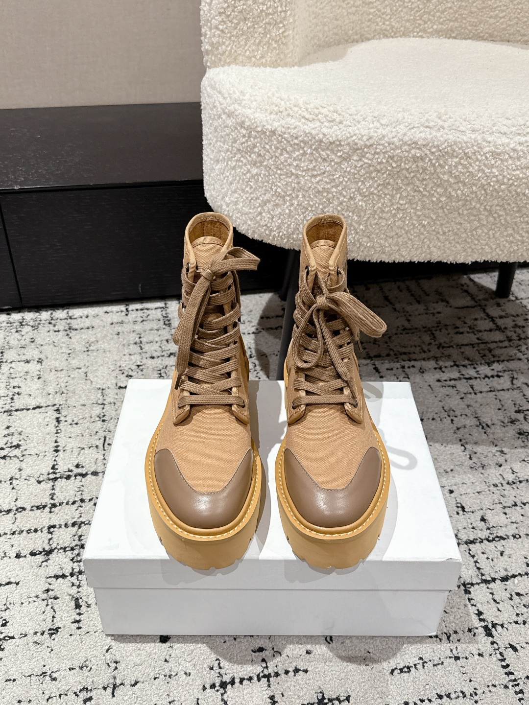 NO:668318,CELINE Celine 25/ Bulky new retro lace-up thick-soled short boots Martin boots Internet celebrity hot style is coming!  The major Internet celebrities are the first to experience it. Celine Internet celebrity's ins planting tool is very retro style and full of aura. The design style is very novel, high-end and very comfortable. The original version is customized one to one!  Absolutely the original order!  Fabric imported cowhide/customized fabric lining cowhide outsole original molded outsole Size#35-42 (customized at 40.41.42), boots, celine, celine, boots, cowhide19860909CELINE 赛琳 25/ Bulky 新款复古系带 厚底 短靴 马丁靴 网红爆款来袭！各大网红抢先体验、Celine网红ins种草神器、非常复古风、气场十足单品、设计风格非常新颖、高档且非常舒适.原版一比一定制！绝对原单做法！ 面料进口牛皮/定制面料 内里牛皮 大底原版开模大底 Size#35-42（40.41.42定做）,靴子,celine,celine,boots,cowhide,Women's Shoes