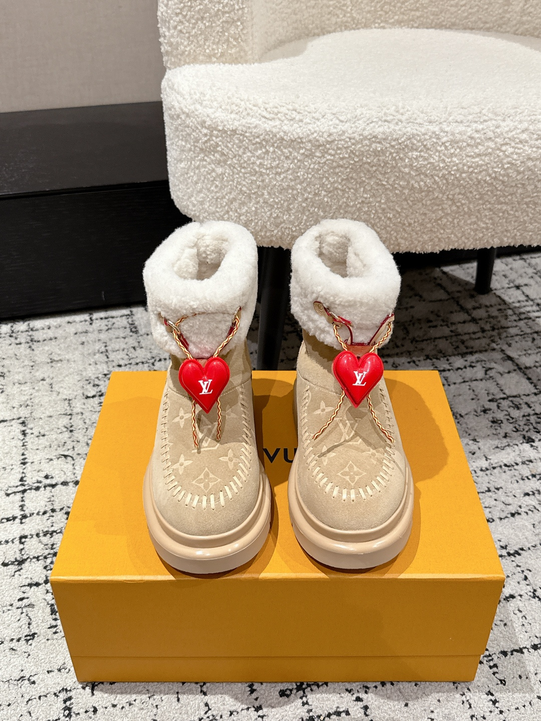 NO:593516,Accessories #TOPVERSION LOUIS VUITTON 25/ Autumn and winter hot style SKI ski series Cortina thick-soled bag toe slippers LV winter ski series Monogram snow boots, highly recognizable! The lining is soft sheepskin, which has perfect thermal insulation properties. The thick rubber soles are non-slip and are about 6cm taller. They are perfect for cold weather and are easy to put on and take off. They are fashionable with jeans or down jackets, comfortable and practical. They are a must-have item for winter travel! Fabric: cow suede/electric embroidery process/presbyopia leather, original wool lining, original molded outsole, Size#35-40 (40. Customized, non-returnable), half-drag snow boots, louis vuitton, louis vuitton, boots, slippers, jeans, down jacket, sheepskin19860909饰品 #顶级版本 LOUIS VUITTON 25/ 秋冬爆款 SKI滑雪系列 Cortina 厚底 包头 拖鞋 LV冬季滑雪系列Monogram雪地靴,辦识度超高！内里柔软羊皮毛,保暖力满分,厚底橡胶鞋底防滑又增高约6cm,超适合寒冷天气穿,穿脱方便,搭配牛仔裤或羽绒服都很时髦,舒适又实用,是冬季出行必备单品！ 面料牛反绒/电绣工艺/老花皮 内里原版羊毛里 鞋底原版开模大底 Size#35-40（40.订做不退换）,半拖雪地靴,louis vuitton,louis vuitton,boots,slippers,jeans,down jacket,sheepskin,Women's Shoes