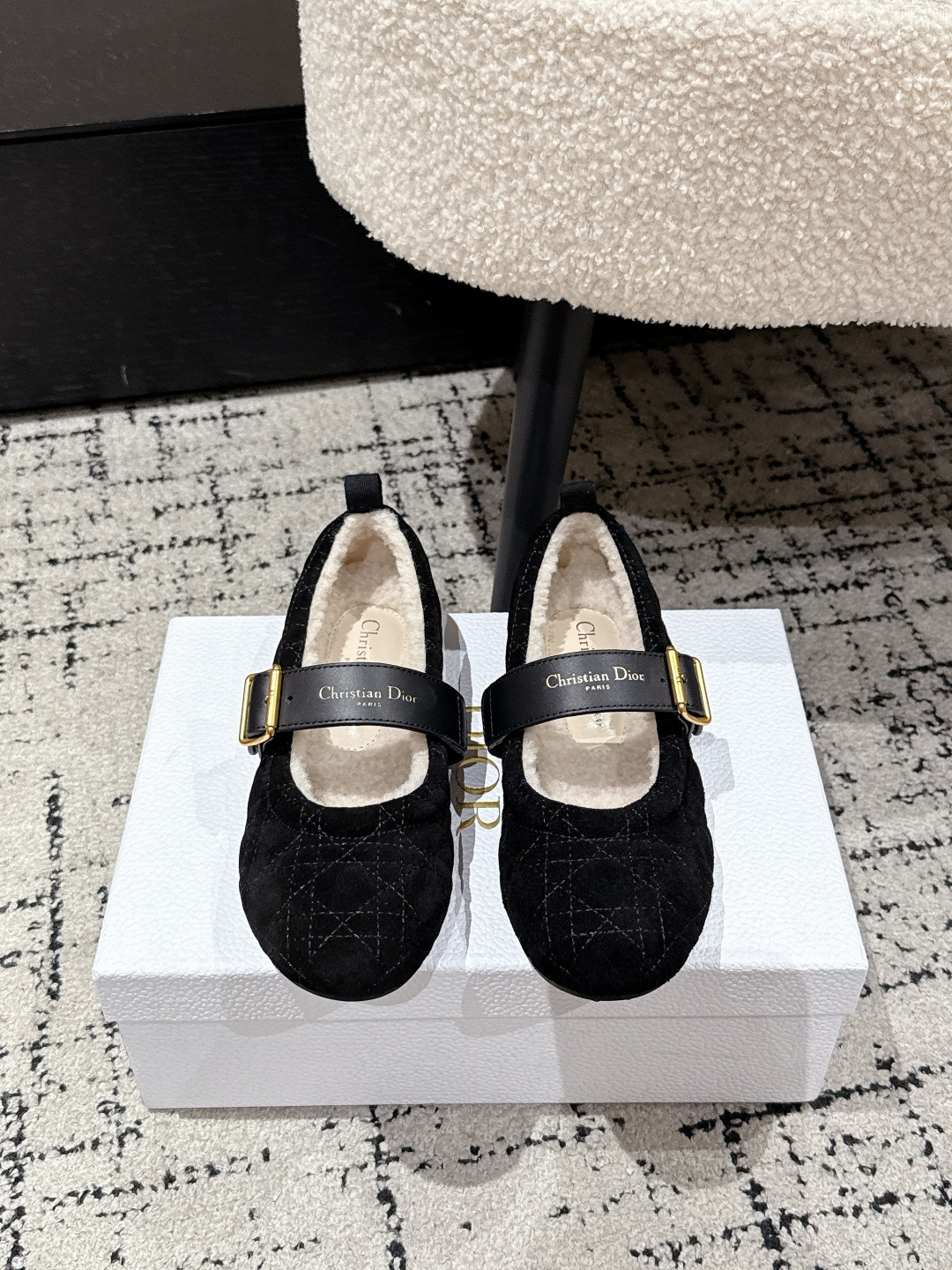 NO:593521,# Top Quality Dior 25/ Winter DiorAlps Dior Frost Wool Ballet Shoes CD Letter Belt Buckle Mary Jane Flat Cannage Pattern Suede Ballet Shoes Furry Single Shoes These Dior Frost ballet shoes are from the DiorAlps limited series, elegant and comfortable. The black suede calfskin upper is decorated with a cannage pattern, and the white sheepskin fur integrated lining creates a comfortable wearing experience. Adjustable black calfskin straps are embellished with gold finishes Christian Dior  Paris logo buckle, paired with notched rubber soles for a more refined look. Can be matched with other DiorAlps items. Customized cow suede upper, lamb wool lining, molded rubber outsole Size#35-41 (40.41 custom-made, non-refundable), fur shoes, dior, dior, loro piana, mary jane, cowhide, sheepskin, chamois leather19860909#顶级品质 Dior 迪奥 25/ 冬季 DiorAlps Dior Frost羊毛芭蕾鞋CD字母皮带扣玛丽珍平底藤格纹麂皮绒面芭蕾舞鞋毛毛单鞋 这款 Dior Frost 芭蕾鞋来自DiorAlps限定系列,优雅舒适.黑色绒面牛皮革鞋面饰以藤格纹图案,白色羊皮革皮毛一体里料可打造舒适的穿着体验.可调节黑色牛皮革饰带点缀以金色饰面 Christian Dior Paris标志搭扣,搭配凹口橡胶鞋底更显精致.可与其他 DiorAlps 单品搭配. 鞋面定制牛反绒 内里羊羔毛 鞋底开模橡胶大底 Size#35-41（40.41定做不退换）,毛毛鞋,dior,dior,loro piana,mary jane,cowhide,sheepskin,chamois leather,Women's Shoes