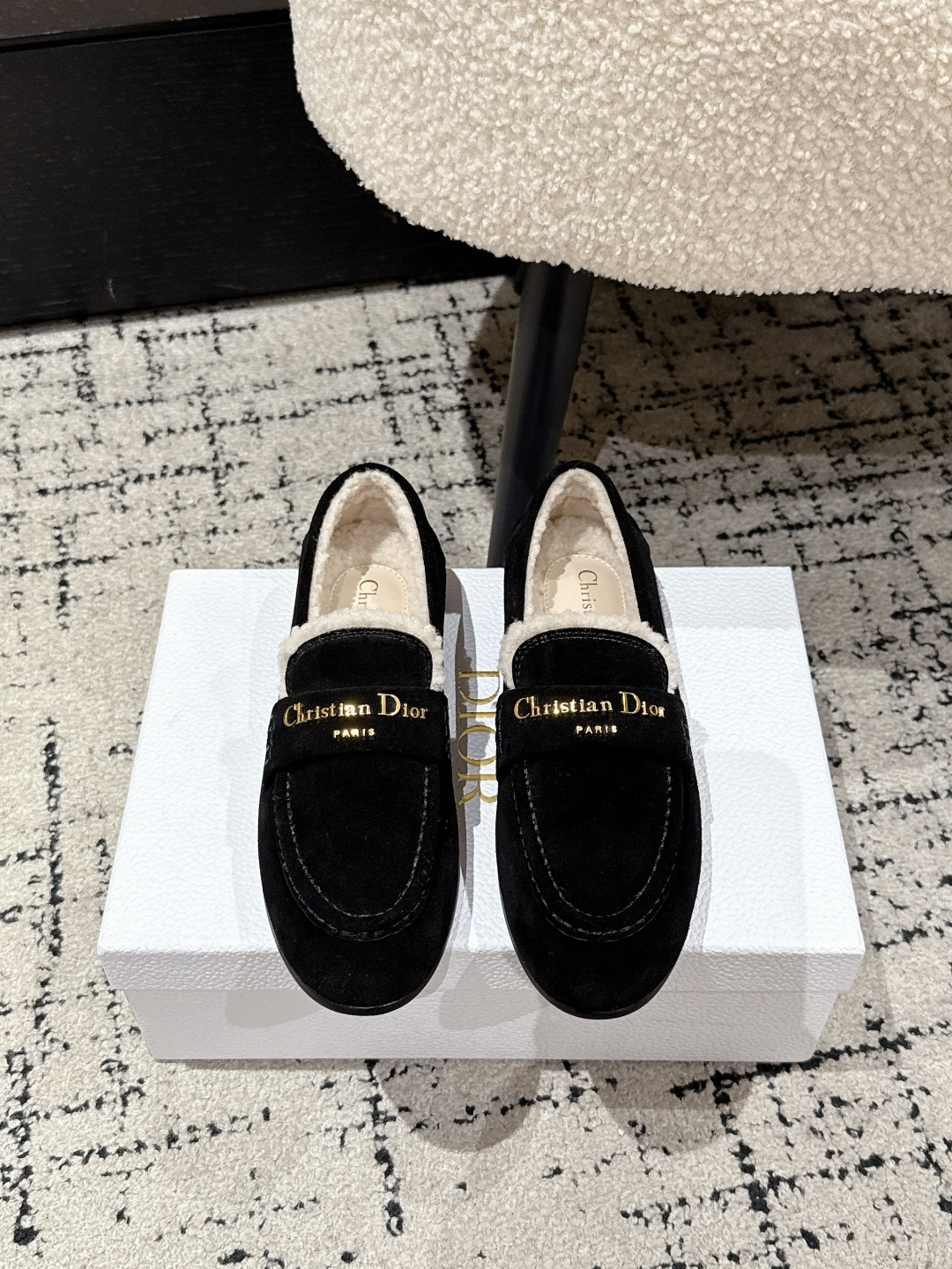 NO:593524,# Top Quality Dior Dior 25/ Autumn and Winter Alps Dior Boy Wool Loafers CD Letter Metal Buckle Furry Single Shoes Loafers This Dior Boy loafer is a new product from the DiorAlps limited series, reinterpreting the classic design in an elegant style. The beige suede cow leather upper is paired with a white sheepskin fur integrated effect lining and an almond-shaped toe to enhance the style. The upper is embellished with gold-finished metal Christian Dior  The Paris logo enhances style. It can be matched with various styles this season to make the elegant look more refined. Customized cow suede upper, lamb wool lining, Italian injection molded leather outsole, Suze#35-41 (40.41 custom-made, non-refundable), fur shoes, dior, dior, loro piana, loafers, cowhide, sheepskin, Leather soles19860909#顶级品质 迪奥Dior 25/ 秋冬 Alps Dior Boy羊毛乐福鞋CD字母金属扣 毛毛单鞋 乐福鞋 这款Dior Boy 乐福鞋是来自DiorAlps限定系列的新品,以高雅风格重新演绎经典设计.绳米色绒面牛皮革鞋面搭配白色羊皮革皮毛一体效果里料和杏仁形鞋头提升格调,鞋面点缀以金色饰面金属 Christian Dior Paris标志提升格调.可与本季的各式造型搭配,令优雅的造型更加精致. 鞋面定制牛反绒 内里羊羔毛 鞋底意大利注塑真皮大底 Suze#35-41（40.41定做不退换）,毛毛鞋,dior,dior,loro piana,loafers,cowhide,sheepskin,Leather soles,Women's Shoes