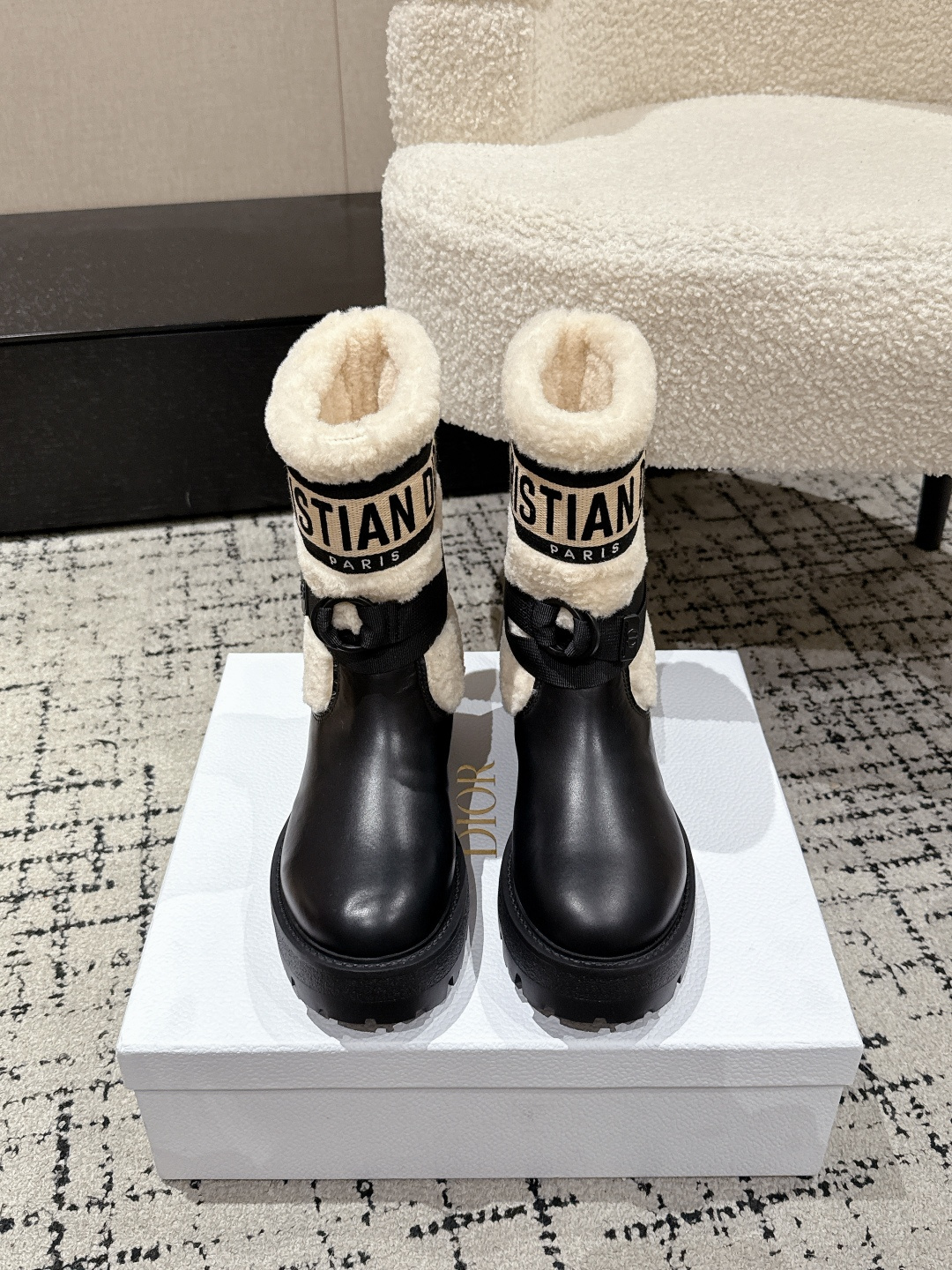 NO:593691,Top version Dior/Dior 25/ New products for autumn and winter Wool-lined flat short boots The enduring Martin boot shape highlights the classic design, the top version on the market Made of soft cowhide, creating a casual yet elegant style. There is a Dior gold hardware logo on the side, and the leather sole is decorated with Christian Dior's lucky five-pointed star symbol, with in-depth processing. Fabric: Made of top imported calfskin. Lining: Imported wool, warm and comfortable. Outsole: Original open molded outsole.  Size#35–41 (40.41 custom-made, non-refundable), boots, dior, dior, boots, cowhide19860909顶级版本 Dior/迪奥 25/ 秋冬新品 羊毛里平底短靴 经久不衰的马丁靴造型,彰显经典设计,市场顶级版本 采用柔软牛皮制作,打造休闲又不失优雅的风格.侧面带有Dior金色五金logo标志,皮革鞋底饰以 Christian Dior的幸运五角星符号,细节处理到位 面料: 采用顶级进口小牛皮 内里: 进口羊毛,保暖舒适 大底: 原版开模大底 Size#35–41 (40.41定做不退换),靴子,dior,dior,boots,cowhide,Women's Shoes