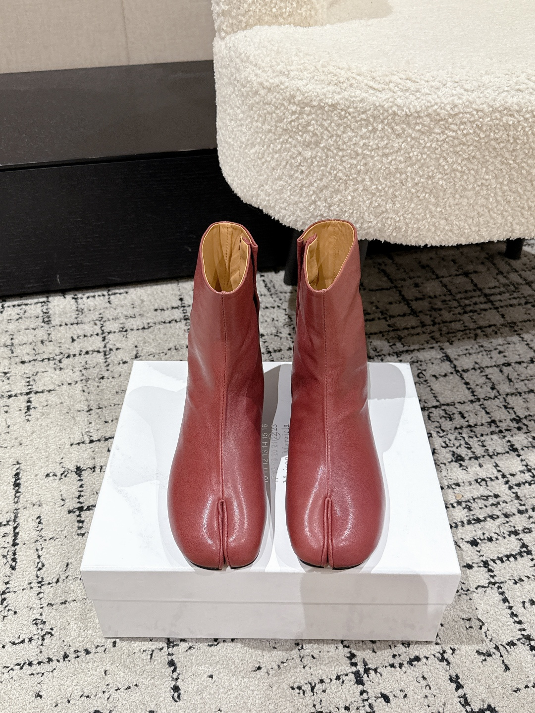 NO:593509,Maison Margiela Margiela 25/ Tabi split-toe boots Maison  Margiela's classic Tabi split-toe short boots, inspired by Japanese foot bags, are highly recognizable! Made of Italian sheepskin, they are soft and breathable, and comfortable to wear. The thick heel design elongates the leg line while walking steadily without tiring, and is suitable for daily commuting or standing for long periods of time. The split-toe structure + genuine leather soles are full of retro and modern feel. They can be easily matched with jeans, suit pants, and skirts. They are a must-have for autumn and winter. They are a timeless item in the fashion circle! Original calf leather on the upper and original cow leather on the lining.  Outsole original molded genuine leather sole Size#35-40 (40 is custom-made and non-refundable), boots, masion margiela, boots, skirts, jeans, business suit, cowhide, sheepskin19860909Maison Margiela 马吉拉 25/ Tabi分趾短靴 Maison Margiela经典Tabi分趾短靴,灵感源自日本足袋,辨识度超高!意大利羊皮材质,柔软透气,穿着舒适.粗跟设计,拉长腿部线条同时稳走不累,日常通勤或长时间站立都OK计.分趾结构+真皮鞋底,复古摩登感满满,牛仔裤、西装裤、裙装都能轻松搭配,秋冬穿搭必备,时尚圈永不过时的单品! 鞋面原版小牛皮 内里原版牛皮 大底原版开模真皮底 Size#35-40（40 定做不退换）,靴子,masion margiela,boots,skirts,jeans,business suit,cowhide,sheepskin,Women's Shoes