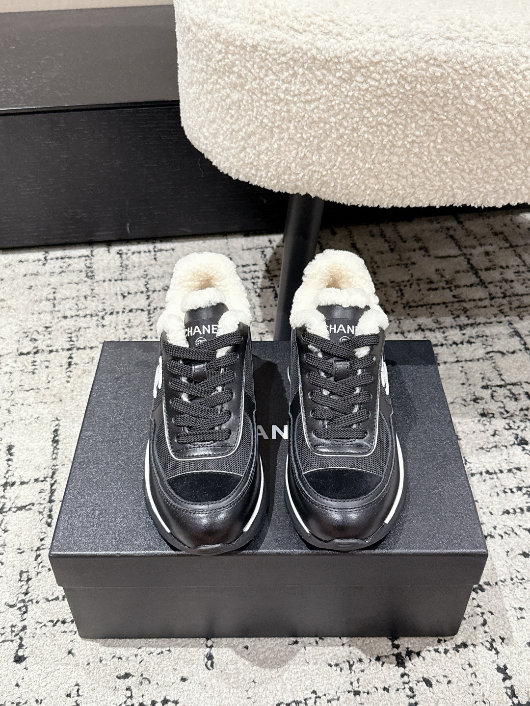 NO:593499,Chanl Chanel 25/ Autumn and Winter New Color Block Casual Maori Sports Shoes Weird, Cute and Cute Out of Stock at Counters Major Bloggers Recommend New Styles on Social Day, This Season’s New Styles Are Just Close Your Eyes  Upper: Customized sheepskin/cow leather Lining: Wool Outsole: Original custom molded TPU combination outsole Size: #35-41 (customized at 40.41), casual shoes/sports shoes, chanel, chanel, sneakers, cowhide, sheepskin19860909Chanl 香奈儿 25/ 秋冬新款 拼色休闲 毛里 运动鞋 奇奇怪怪 丑萌丑萌 专柜断货王 各大博主社交日推款,这季新款简直闭眼入,上脚秀气灵动狂好看,率性的休闲运动风,飒爽又自然,演绎香奈儿的时髦女性气质,整体定制令当时市面上的所有运动款变得过时,本系列现已登陆发售！ 鞋面: 采用定制进羊皮/牛皮 内里: 羊毛 大底: 原版定制开模TPU组合大底 Size: #35-41(40.41定做),休闲鞋/运动鞋,chanel,chanel,sneakers,cowhide,sheepskin,Women's Shoes