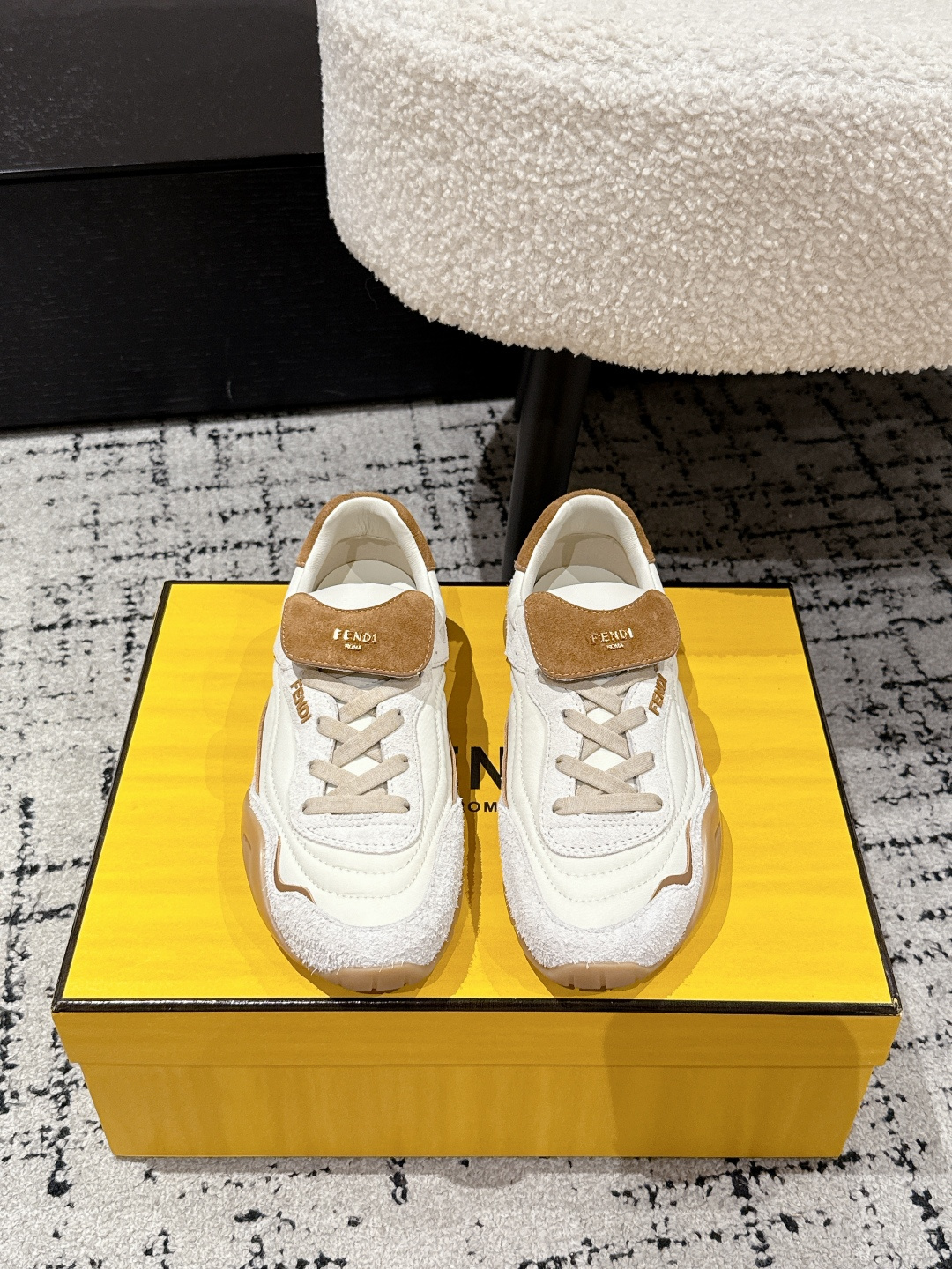 NO:593505,#TOPVERSION FENDI Fendi 25/ Wave Pulse round-toe lace-up low-top lifestyle casual shoes. High-tech fabric, ink-splashing design, like stepping on an art canvas under your feet. The retro and high-end elastic shoelace design is super considerate, the upper foot wraps up, and the rubber sole makes you not tired after walking all day long. Comfortable, convenient, and fashionable satisfy your three wishes at once. Sisters who want to be fashionable and comfortable in autumn and winter, lock up this pair and observe secretly. Upper: cowhide Inner: sheepskin Outsole:  Original Tpu combination bottom Size#35-41 (customized at 40.41), casual shoes/sports shoes, fendi, fendi, sneakers, cowhide, sheepskin19860909#顶级版本 FENDI芬迪 25/ Wave Pulse 圆头系带低帮生活休闲鞋 高科技布料,泼墨设计,像把艺术画布踩脚下,复古又高级弹力鞋带设计超贴心,上脚包裹感绝,橡胶鞋底,暴走一天都不累 舒适,方便,时尚一次性满足你三个愿望. 秋冬想潮得舒服的姐妹,锁死这双 暗中观察. 鞋面: 牛皮 内里: 羊皮 大底: 原版Tpu组合底 Size#35-41（40.41订做）,休闲鞋/运动鞋,fendi,fendi,sneakers,cowhide,sheepskin,Women's Shoes