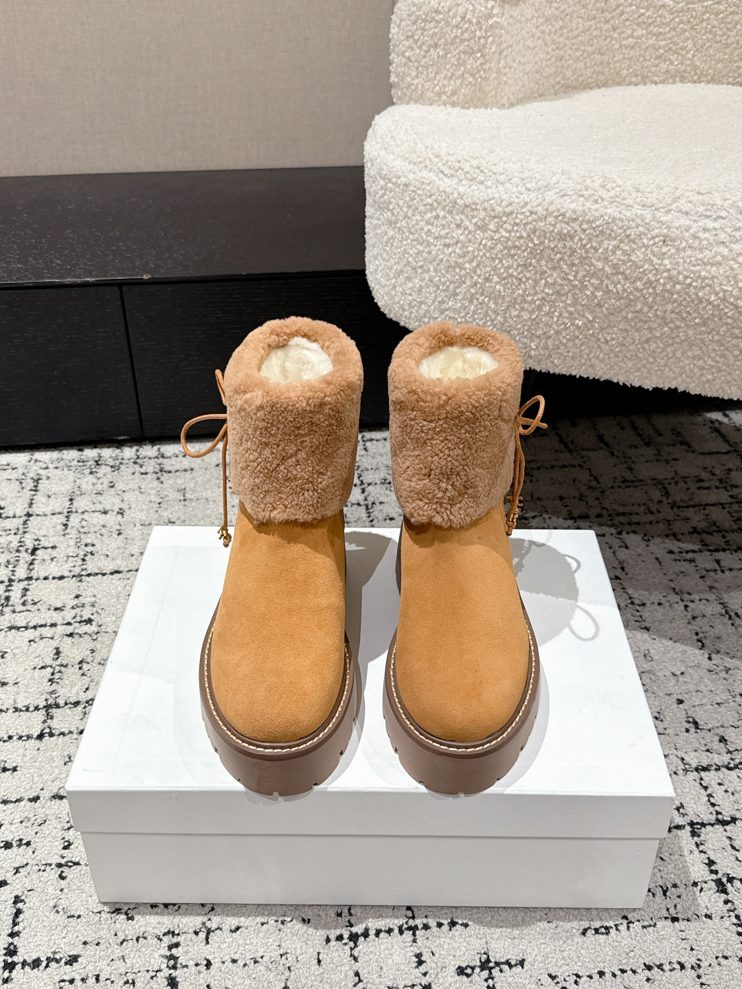 NO:593514,# Top Version # Celine Celine 25/ New Martin Boots Cotton Boots Snow Boots Original fur one-piece nubuck leather Yangjing 3D three-dimensional logo-2 wool perfectly matches the color of the counter, original private model imported material multi-layer combination rubber outsole Size#35-41 (40/41 customization is not returnable), boots, celine, boots, sheep19860909#顶级版本 #思琳 赛琳 25/ 新款马丁靴棉靴 雪地靴 原版皮毛一体磨砂皮羊京3D立体logo-2 羊毛完美契合专柜颜色,原版私模进口材质多层组合橡胶大底 Size#35-41（40/41定制不退换）,靴子,celine,boots,sheep,Women's Shoes