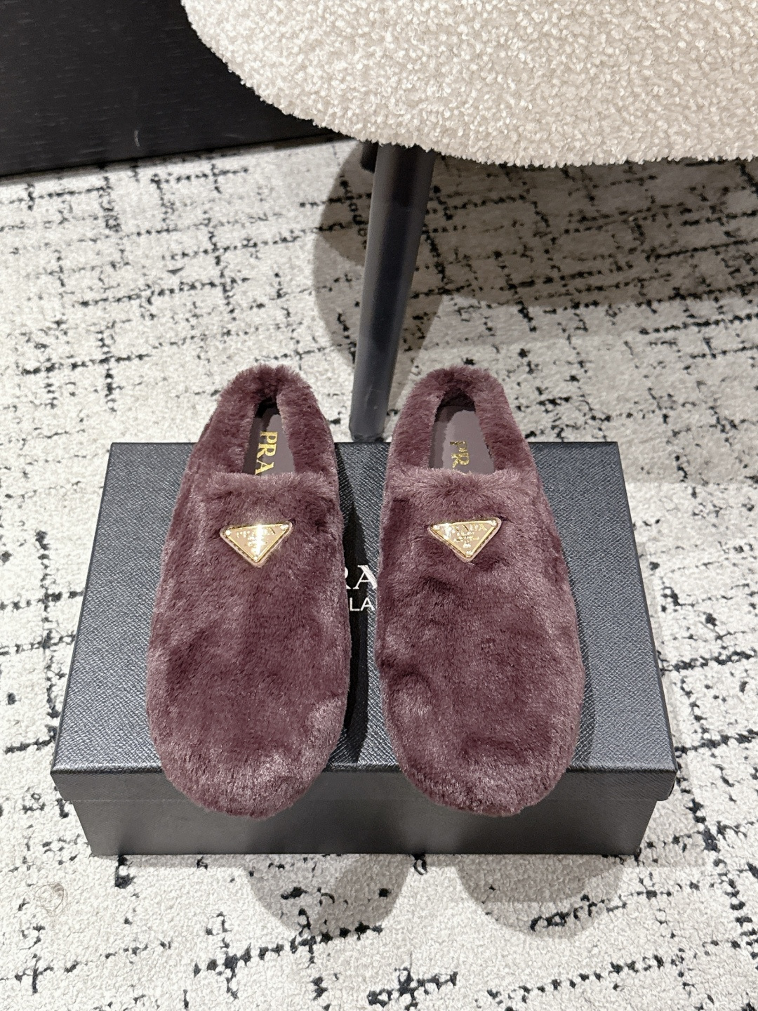 NO:593523,#TOPVERSION PRADA PRADA 25/ Autumn and winter new triangle logo slip-on wool shoes and slippers are made of plush material, soft and comfortable to the touch, and can provide a warm wearing experience for the feet, suitable for autumn and winter seasons. Available in beige, white, black, dark purple, brown and other colors to meet the needs of different styles and matching, and can be adapted to a variety of wearing scenarios.  It is a mule shoe style with no heel design. It is easy to put on and take off. It has both fashion sense and practicality. It can be used as a daily casual shoe or to add fashion to the look. Imported wool upper, sheepskin lining, original molded sole. Size#35-41 (40/41 customized, non-returnable), semi-slip fur shoes, prada, prada, sheepskin19860909#顶级版本 PRADA 普拉达 25/ 秋冬 新款三角标一脚蹬羊毛鞋 毛拖 采用毛绒材质,触感柔软舒适,能为脚部提供温暖的穿着体验,适合秋冬季节.有米色、白色、黑色、深紫色、棕色等多种颜色可选,满足不同风格搭配需求,可适配多种穿搭场景. 属于穆勒鞋款式,无后跟设计,穿脱方便,兼具时尚感与实用性,既可以作为日常休闲鞋款,也能为造型增添时尚 鞋面进口羊毛 内里羊皮 鞋底原版开模鞋底 Size#35-41（40/41定做不退换）,半拖毛毛鞋,prada,prada,sheepskin,Women's Shoes